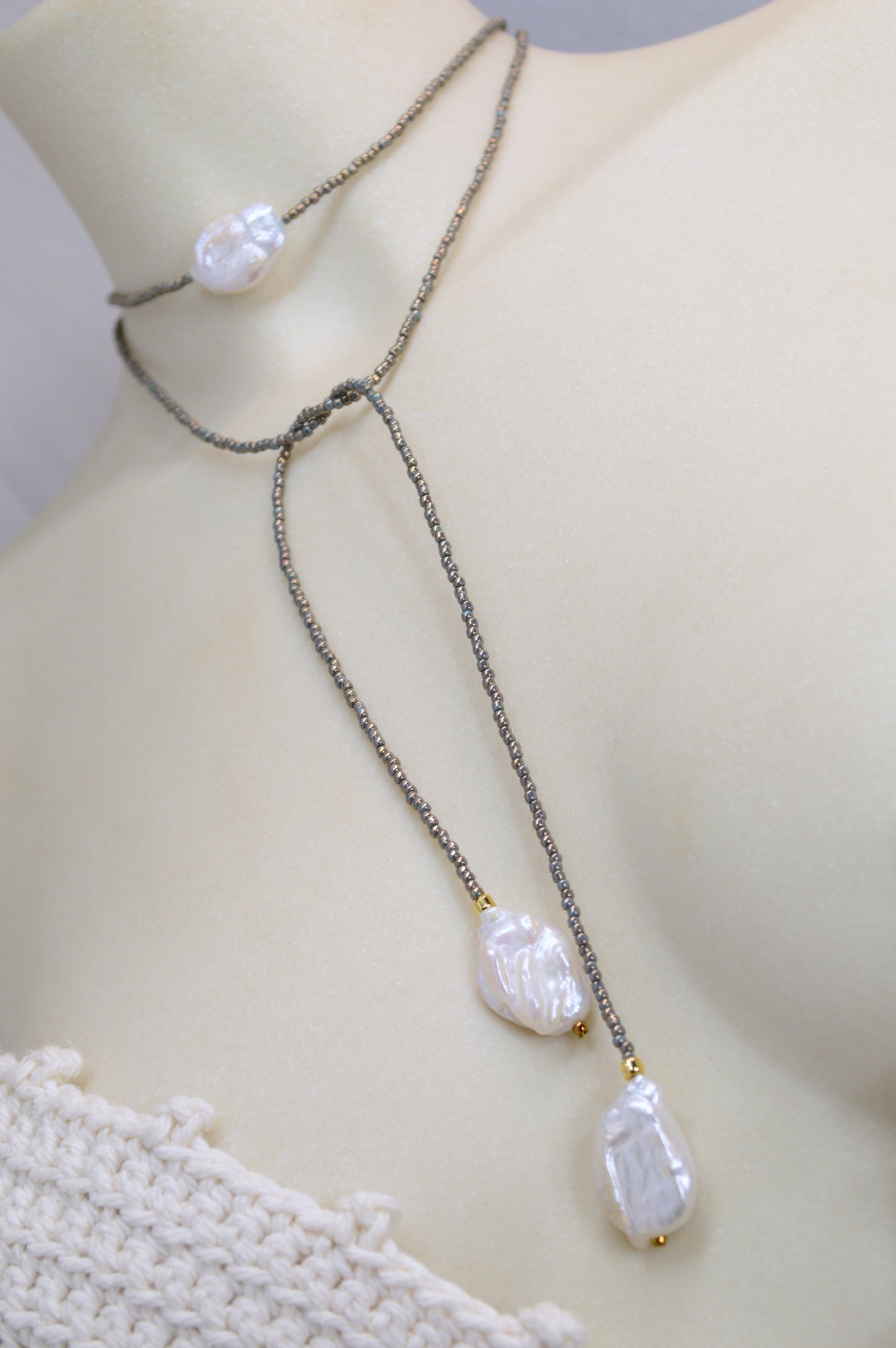 Graphite Pearl Collier lariat – Long collier Y en perles
