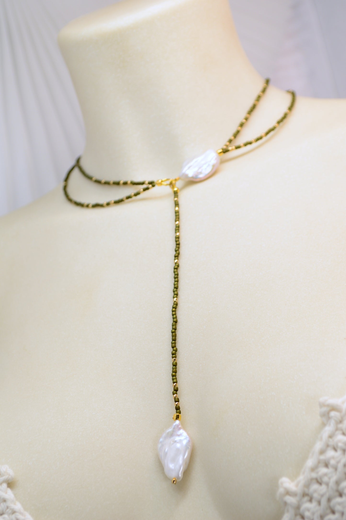 Collar lariat de doble vuelta verde oliva con perlas barrocas y detalles bronce