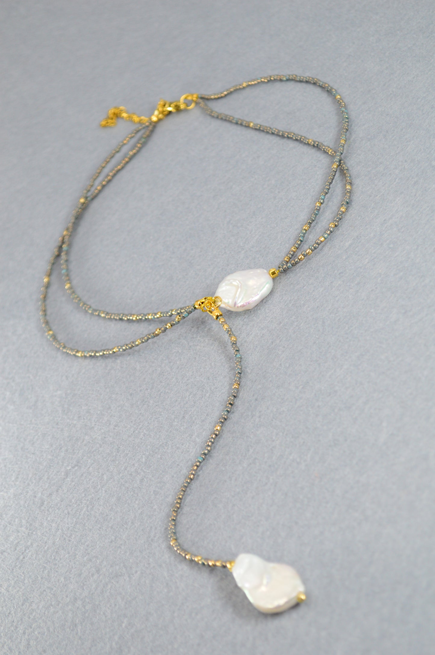 Collier lariat double rang Dusty Blue avec perles baroques, collier Y en perles, pendentif long fait main