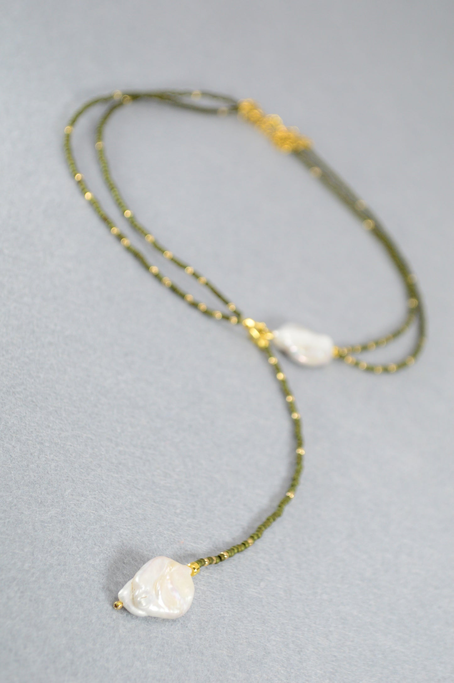 Collar lariat de doble vuelta verde oliva con perlas barrocas y detalles bronce