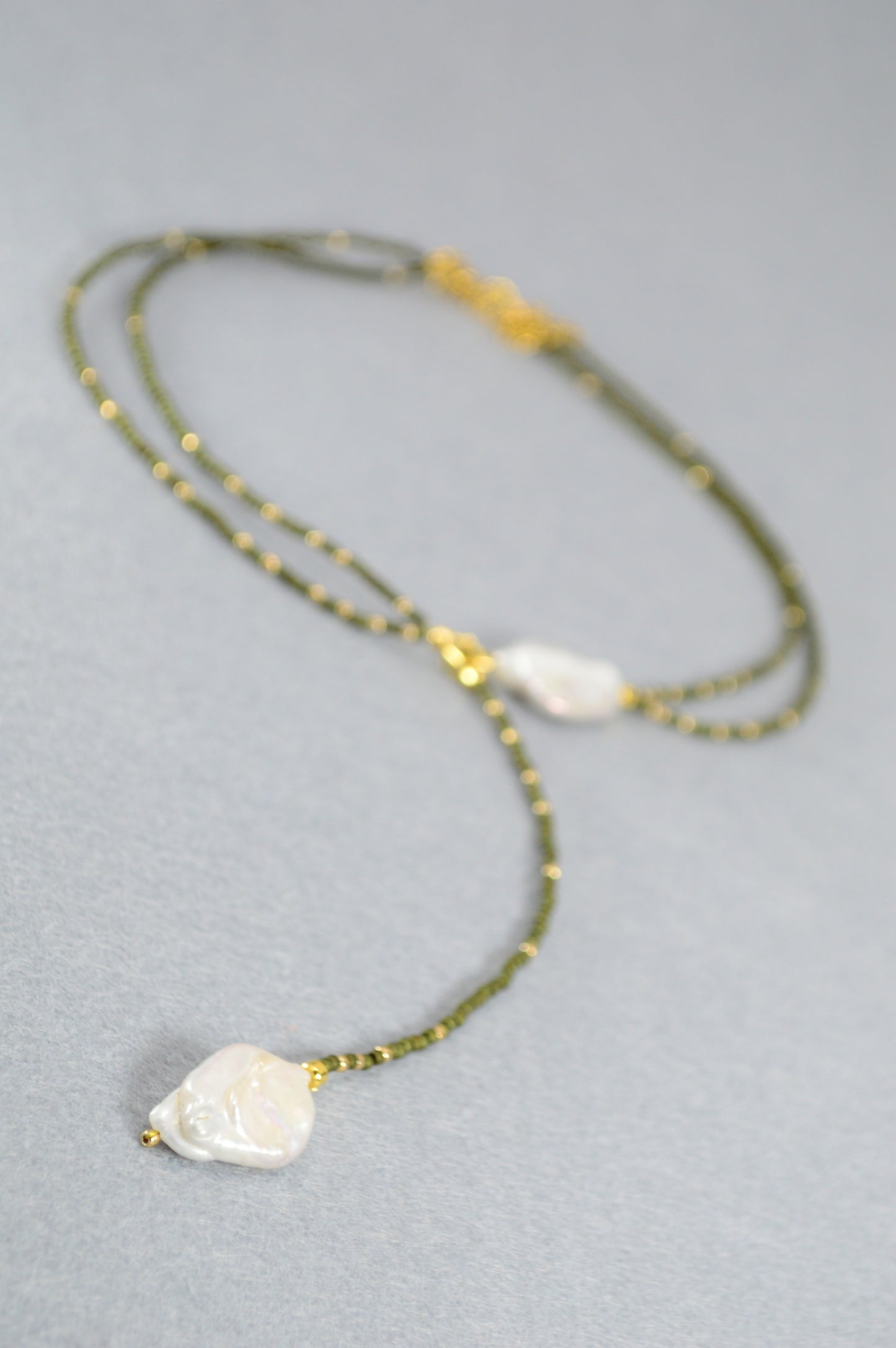 Collar lariat de doble vuelta verde oliva con perlas barrocas y detalles bronce