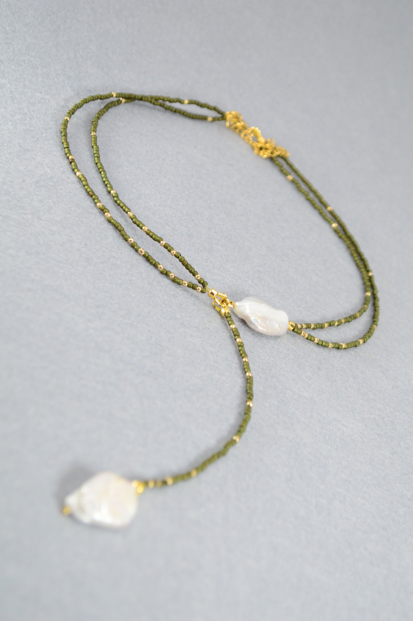 Collar lariat de doble vuelta verde oliva con perlas barrocas y detalles bronce