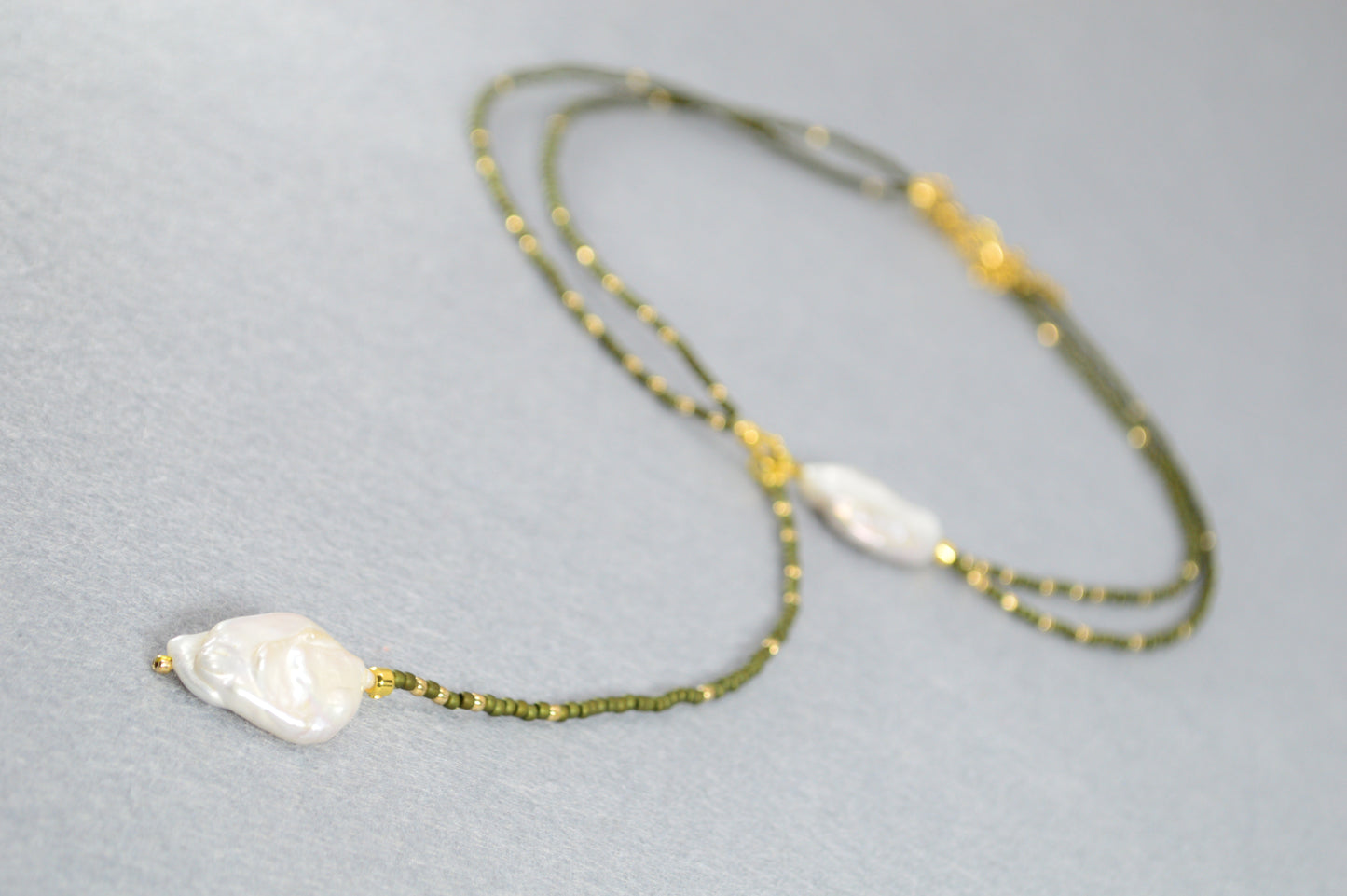 Collar lariat de doble vuelta verde oliva con perlas barrocas y detalles bronce