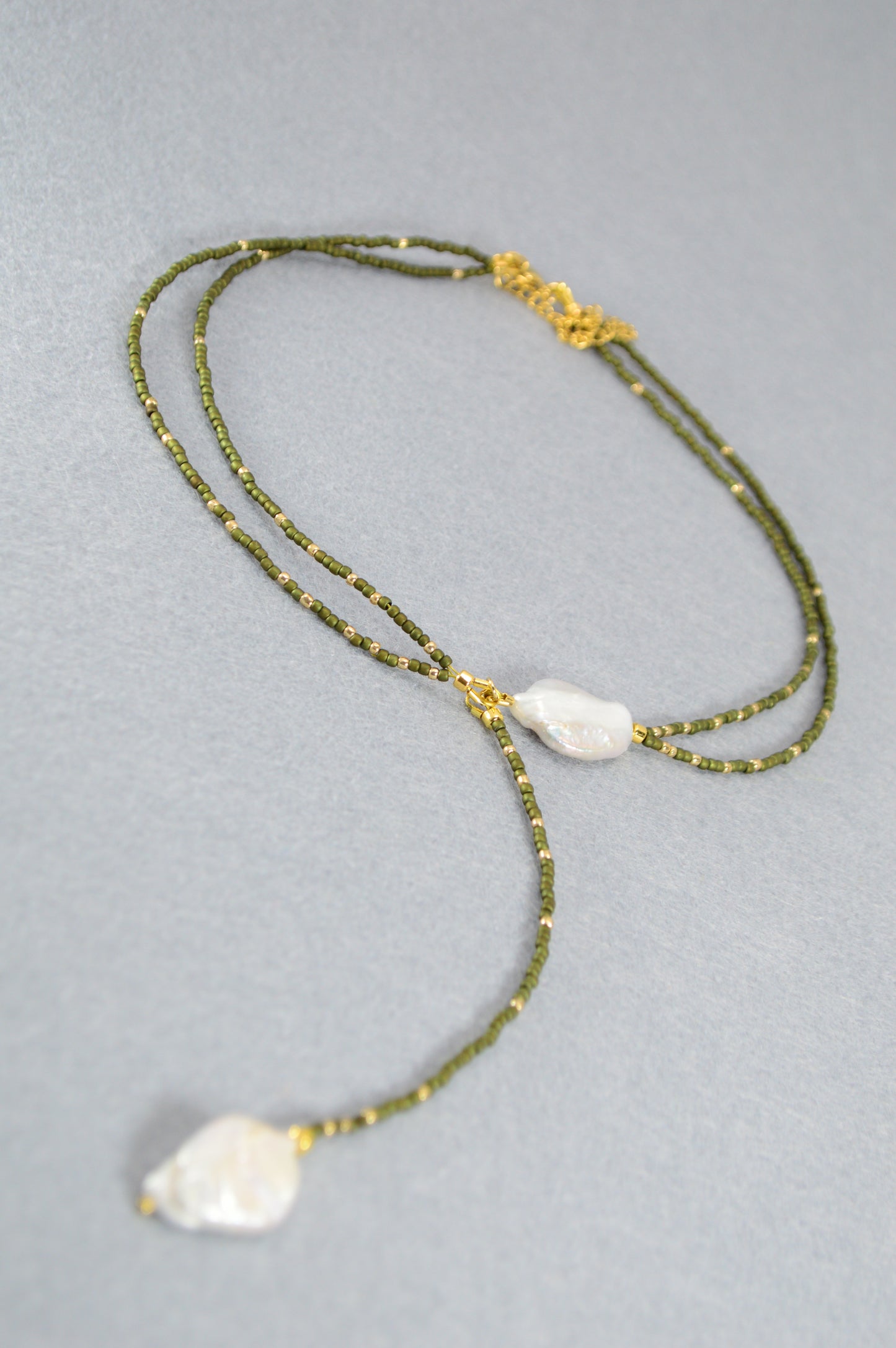 Collar lariat de doble vuelta verde oliva con perlas barrocas y detalles bronce