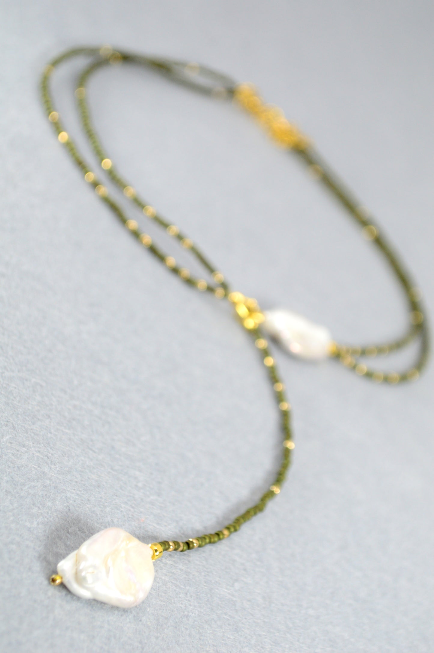Collar lariat de doble vuelta verde oliva con perlas barrocas y detalles bronce