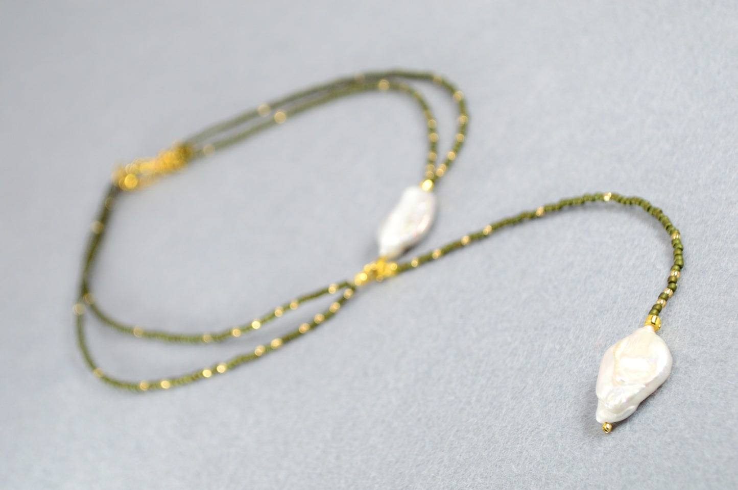Collar lariat de doble vuelta verde oliva con perlas barrocas y detalles bronce