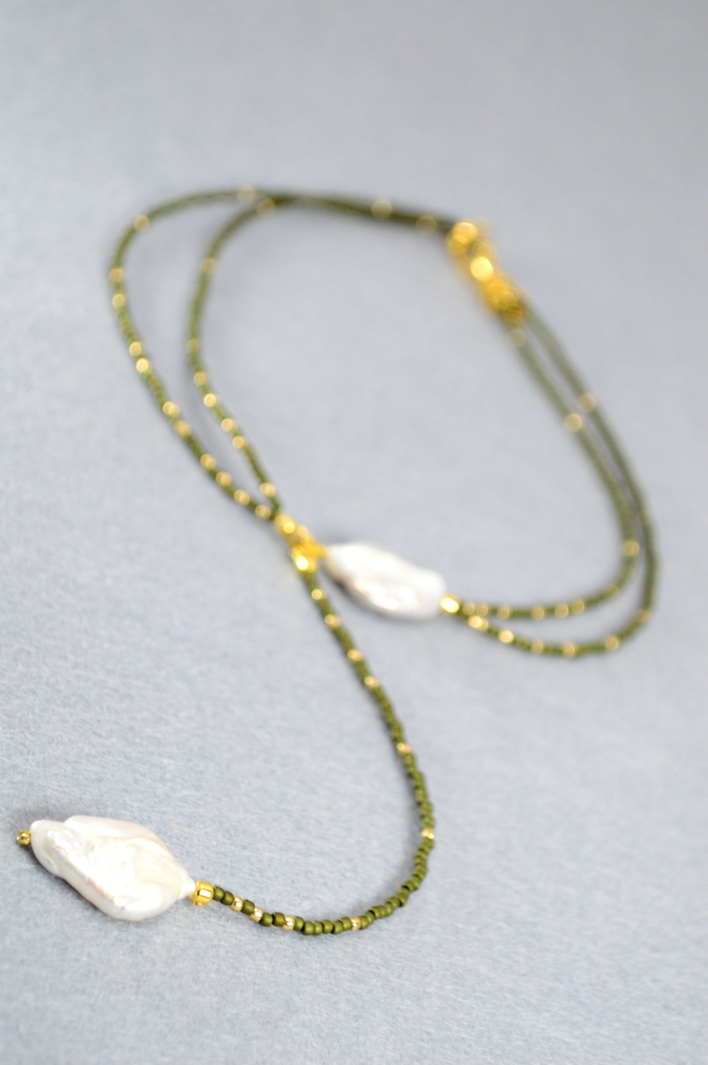Collar lariat de doble vuelta verde oliva con perlas barrocas y detalles bronce