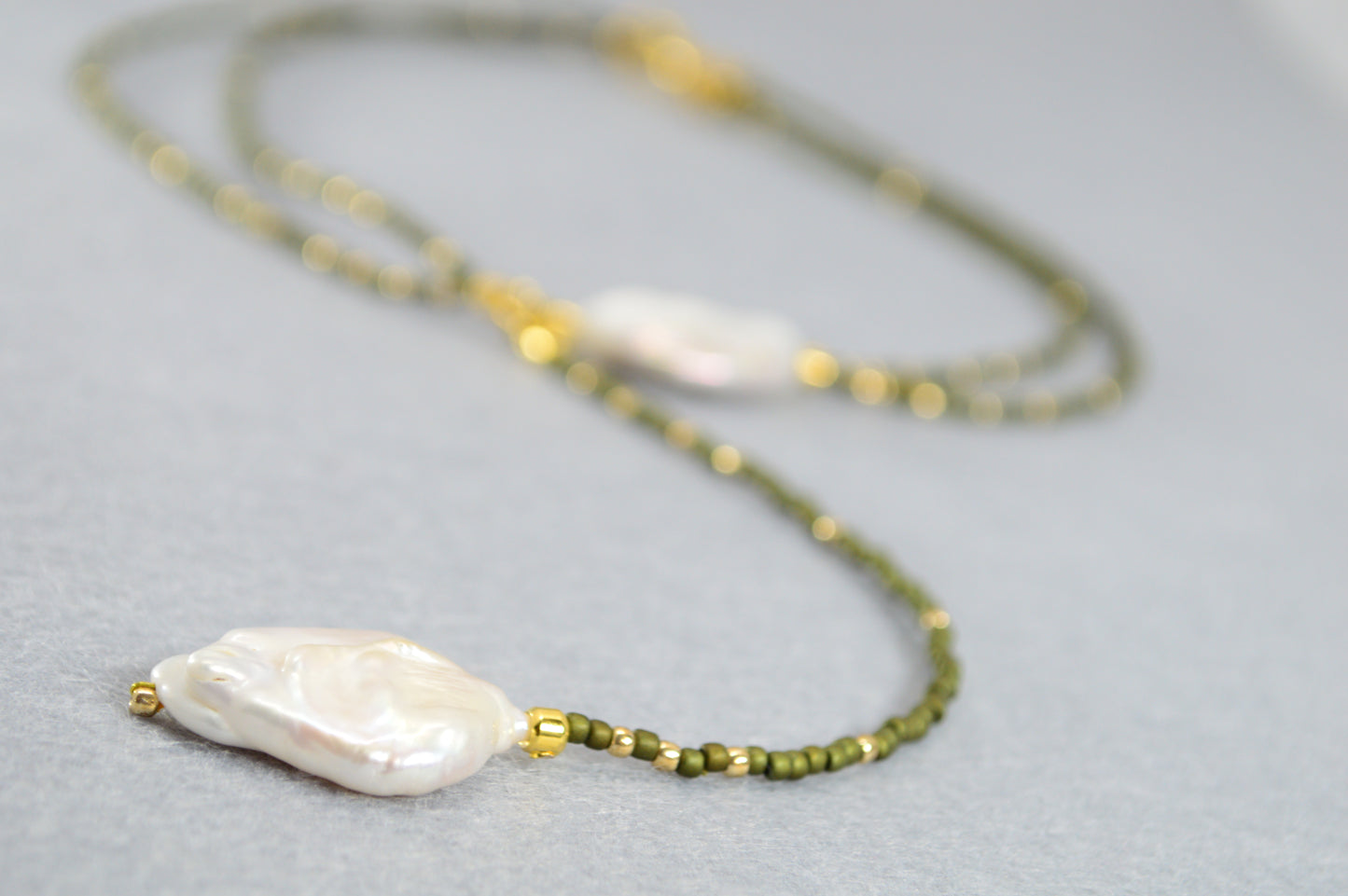 Collar lariat de doble vuelta verde oliva con perlas barrocas y detalles bronce