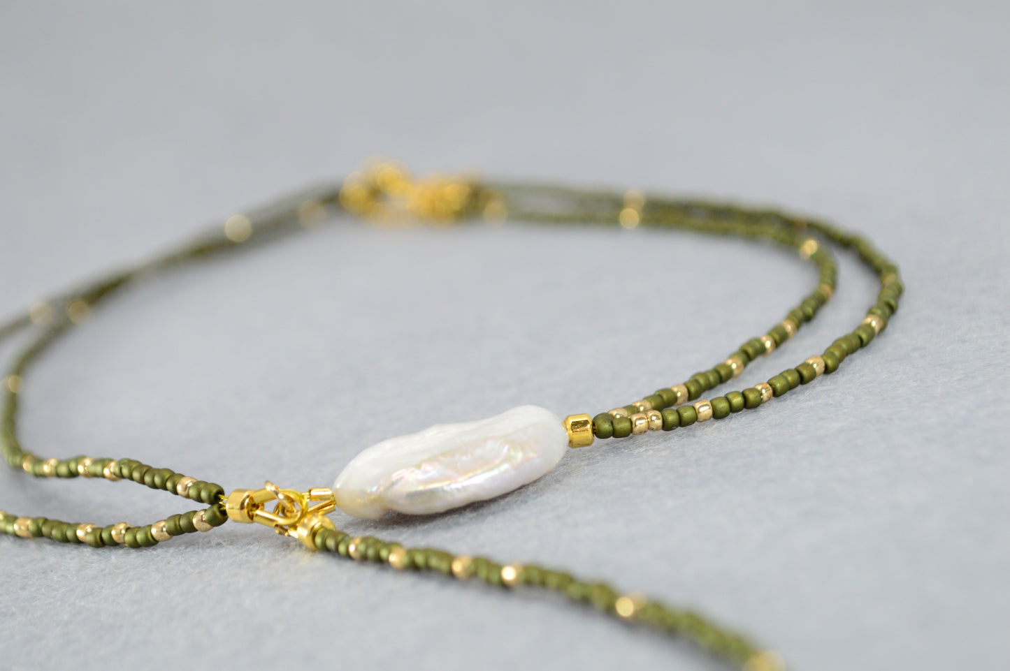 Collar lariat de doble vuelta verde oliva con perlas barrocas y detalles bronce
