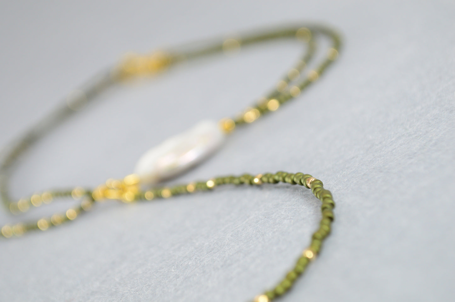 Collar lariat de doble vuelta verde oliva con perlas barrocas y detalles bronce