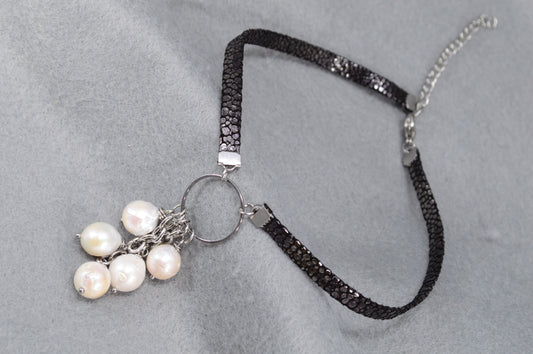 Choker de cuero con conjunto de perlas