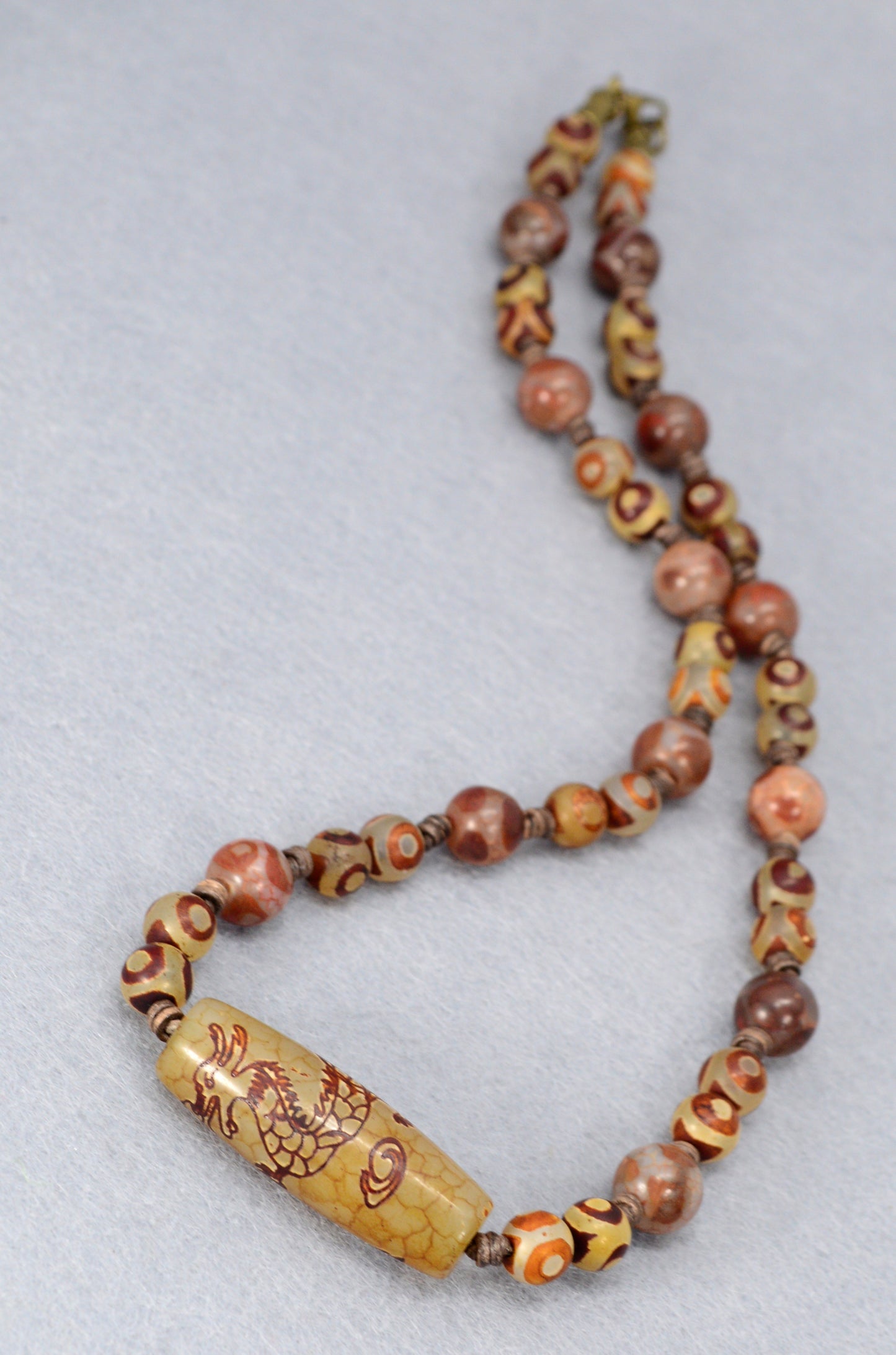 Collar Dzi Dragón – poderosas cuentas de ágata con cordón de cuero | joyería espiritual tibetana
