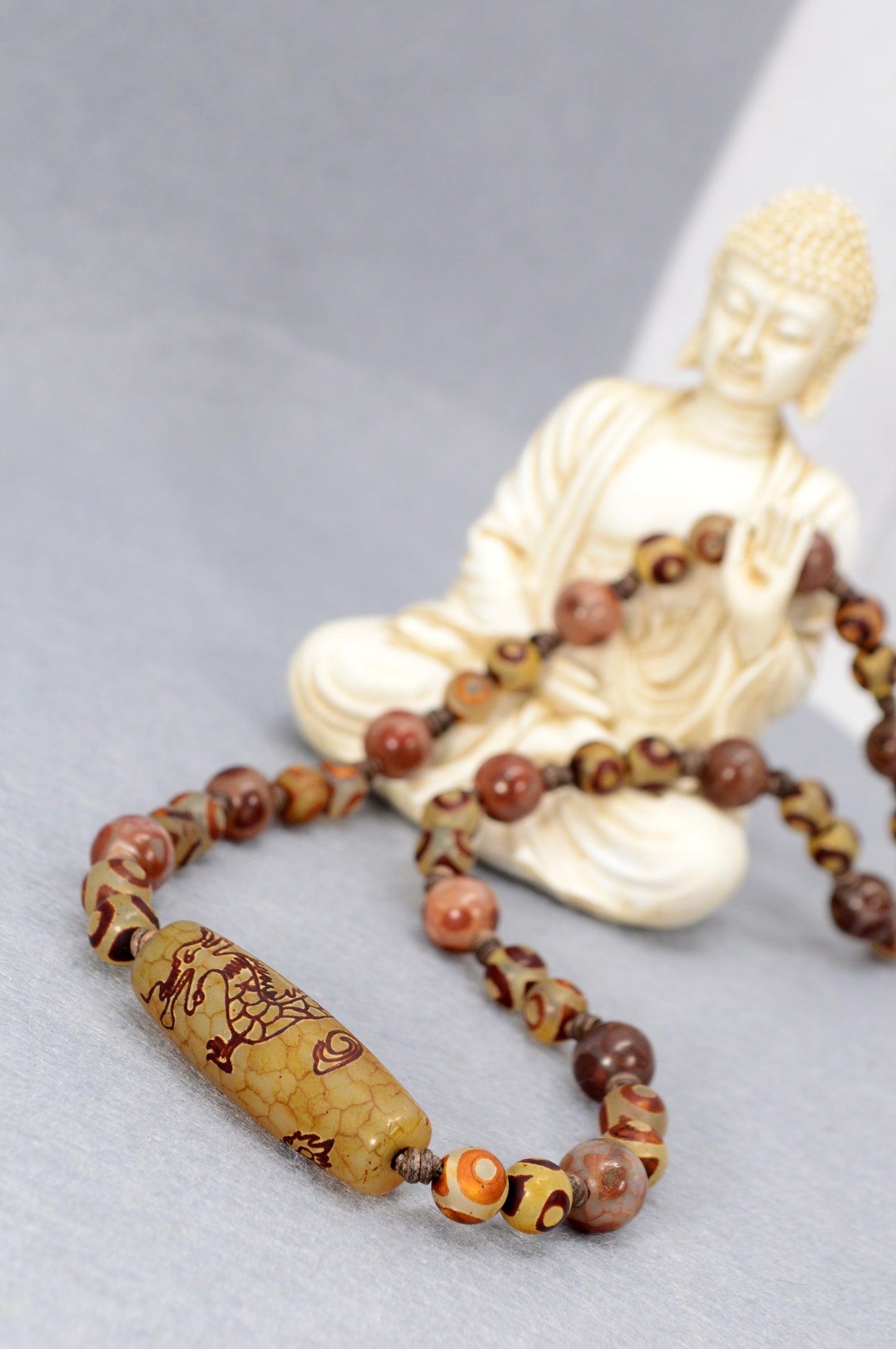 Collar Dzi Dragón – poderosas cuentas de ágata con cordón de cuero | joyería espiritual tibetana
