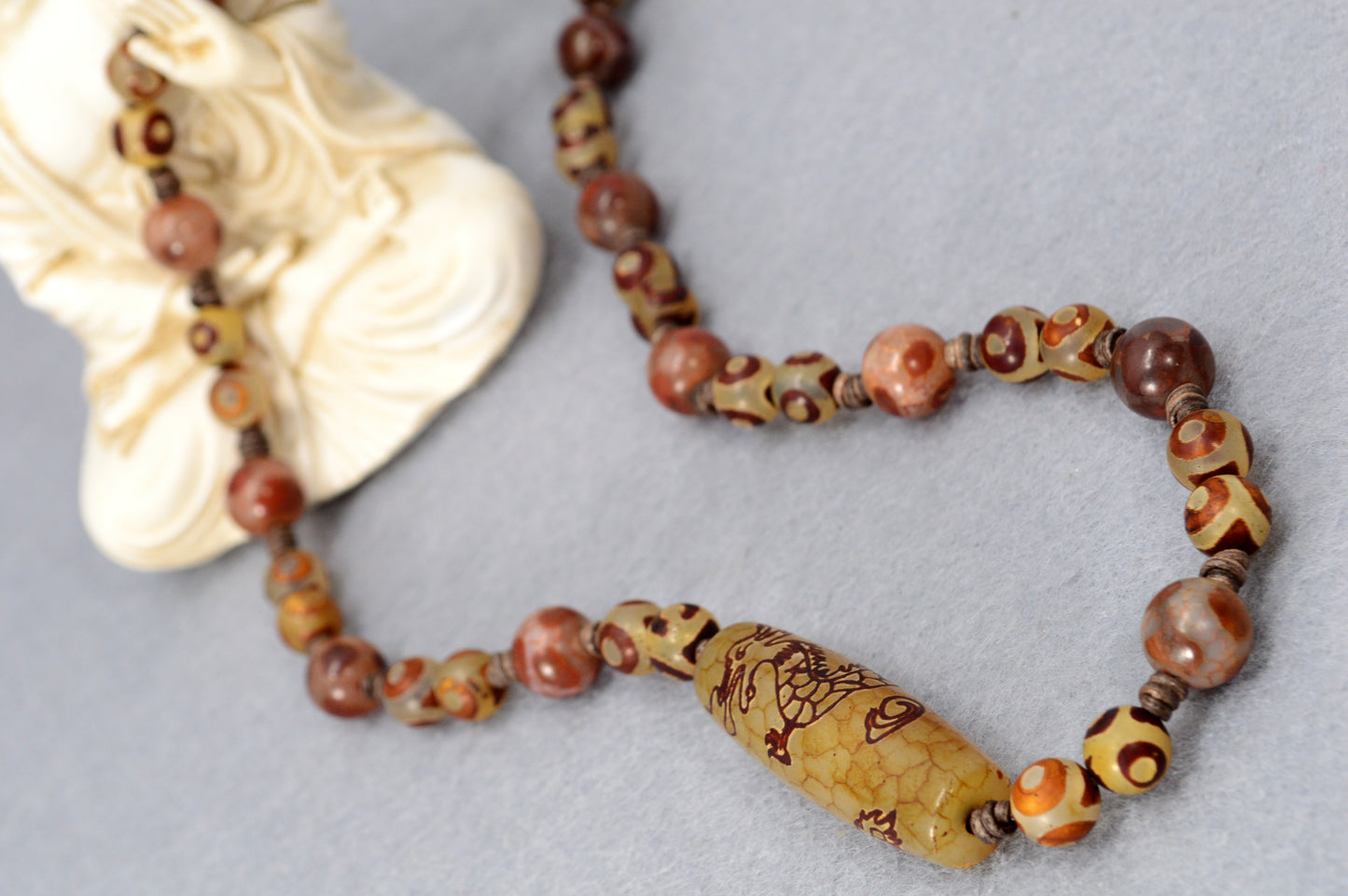 Collar Dzi Dragón – poderosas cuentas de ágata con cordón de cuero | joyería espiritual tibetana
