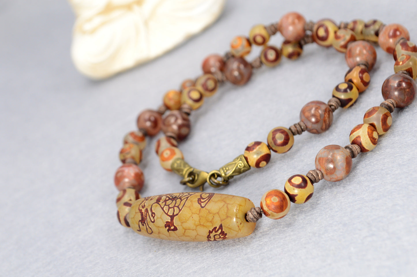 Collar Dzi Dragón – poderosas cuentas de ágata con cordón de cuero | joyería espiritual tibetana
