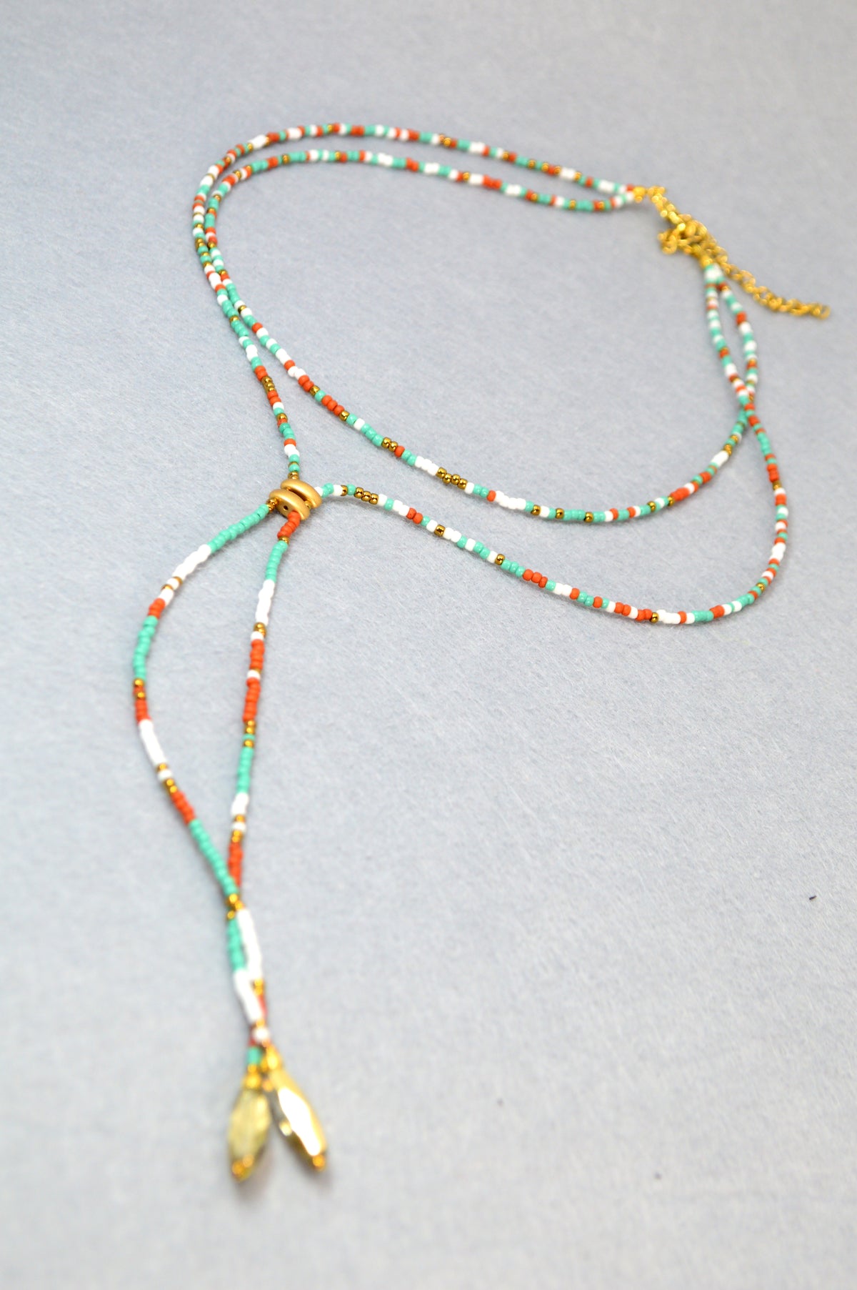 Free Spirit Lariat-Halskette mit smaragdgrünen Perlen