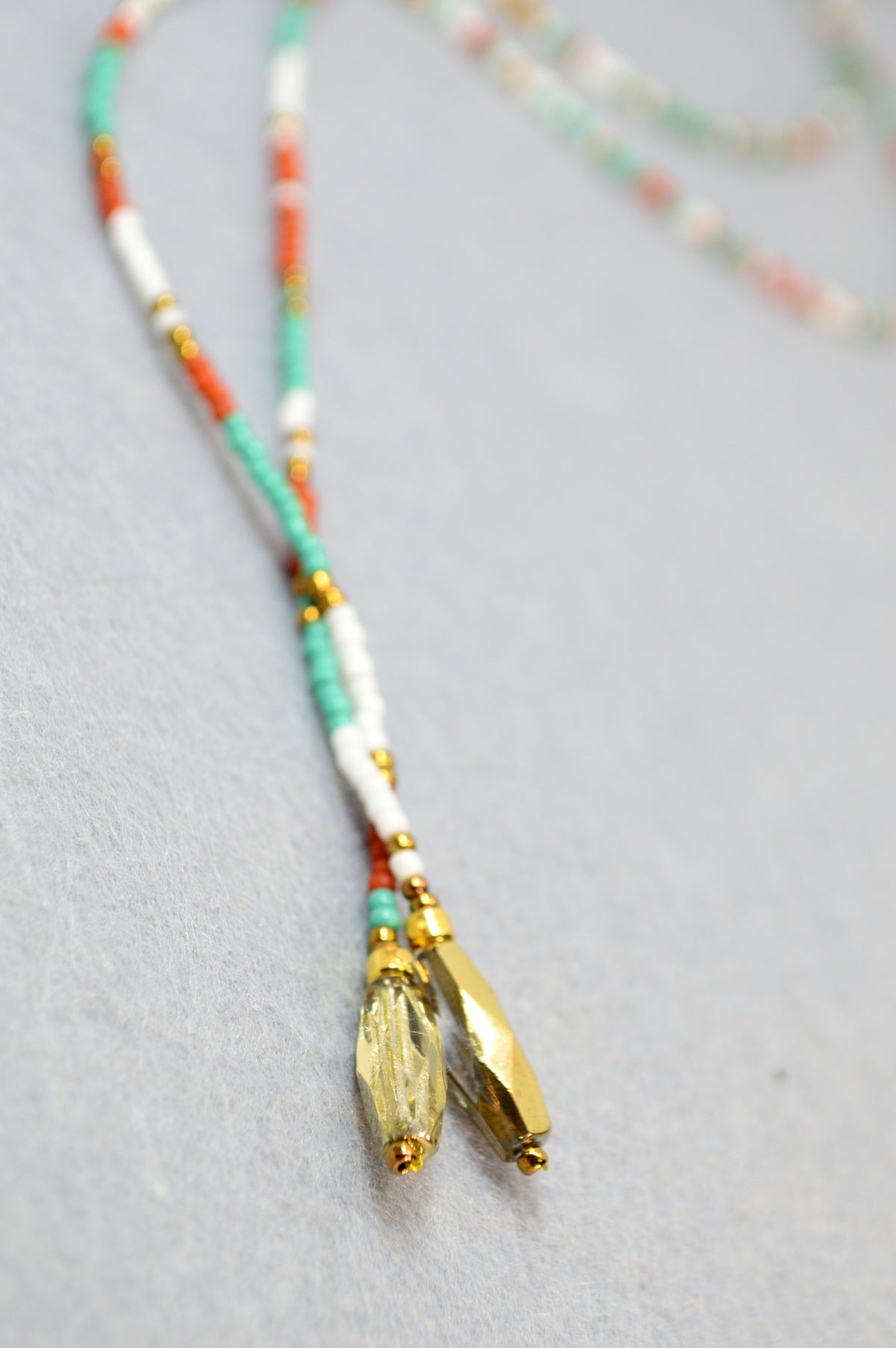Free Spirit Lariat-Halskette mit smaragdgrünen Perlen