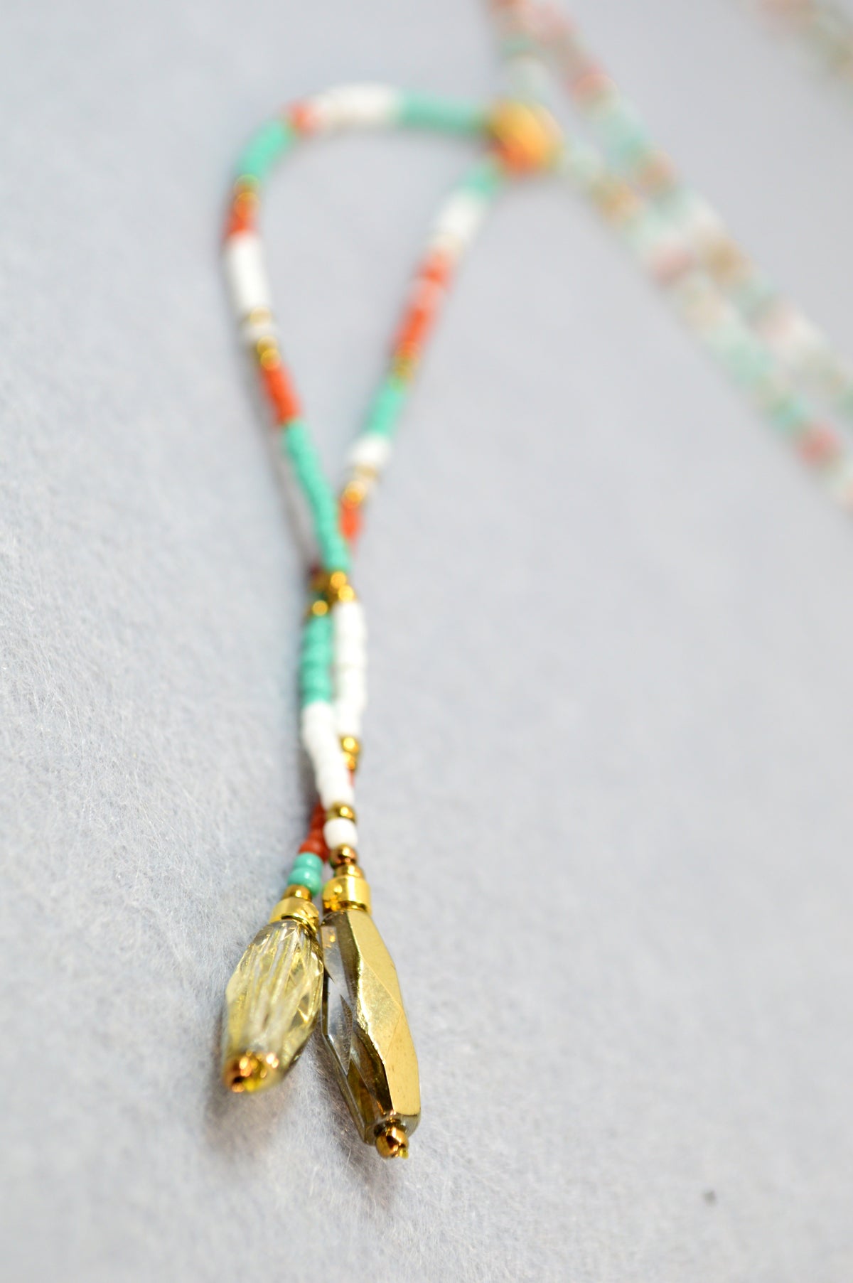 Free Spirit Lariat-Halskette mit smaragdgrünen Perlen