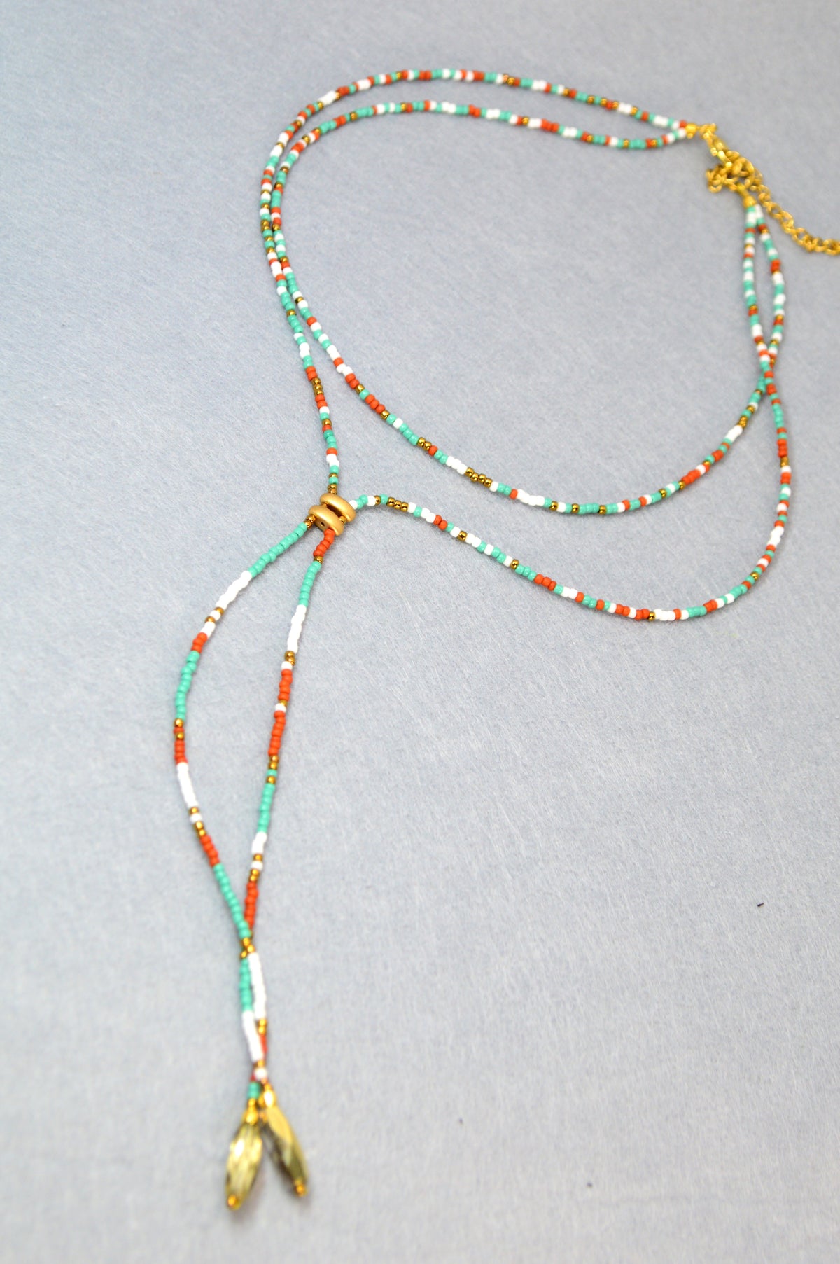 Free Spirit Lariat-Halskette mit smaragdgrünen Perlen