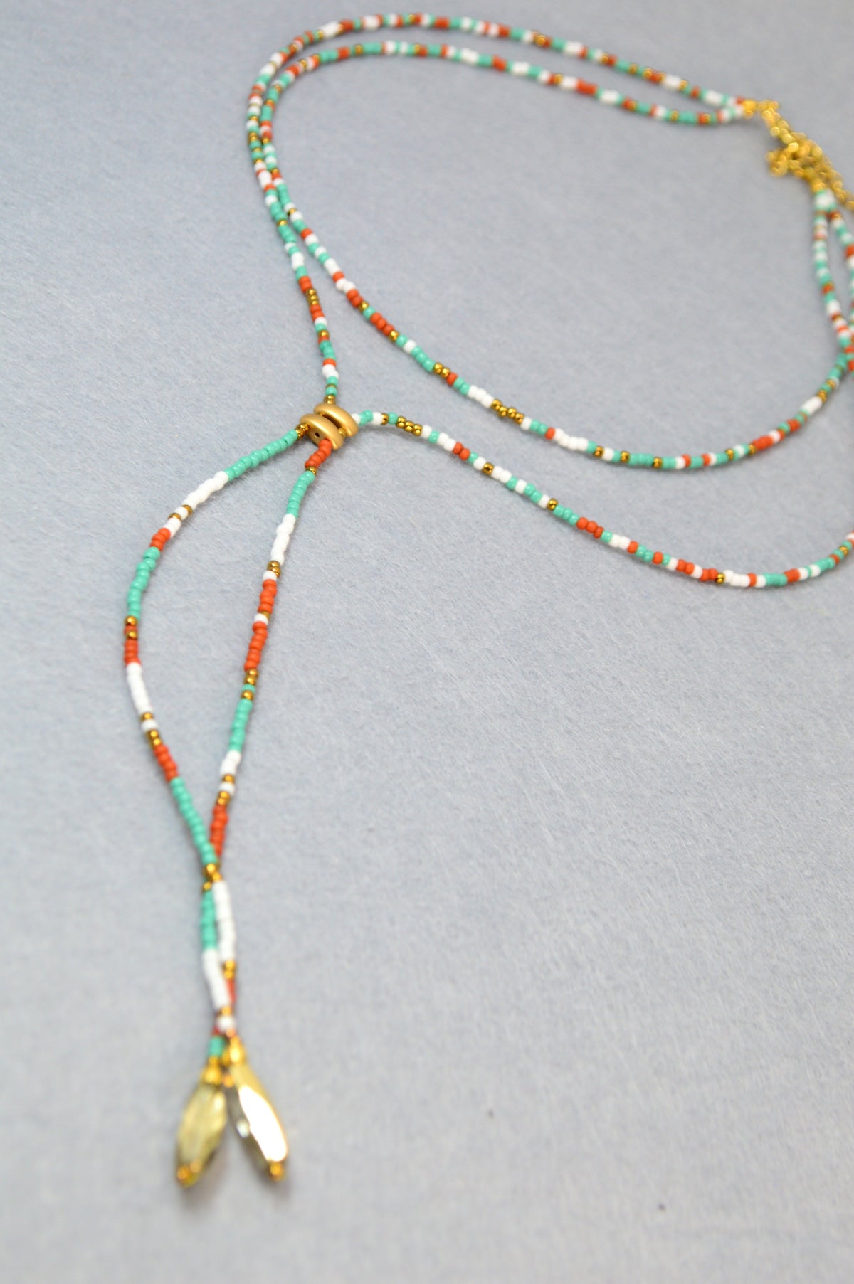 Free Spirit Lariat-Halskette mit smaragdgrünen Perlen