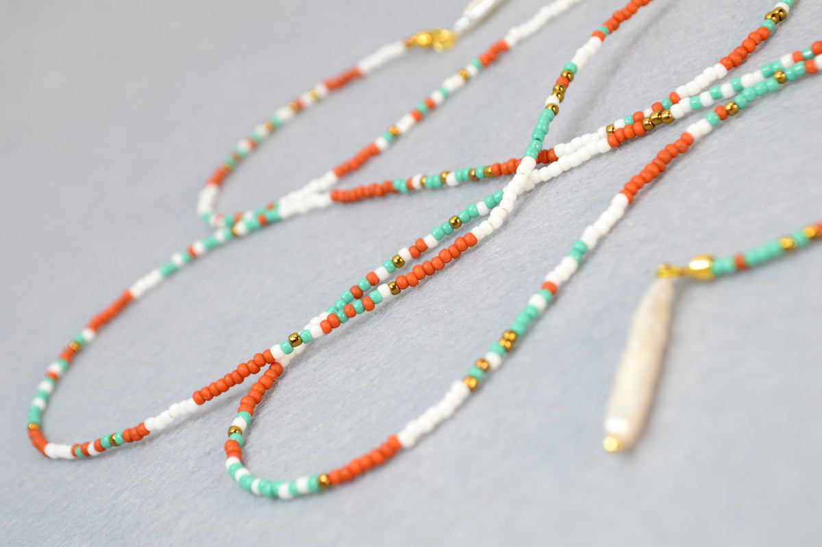 Collier Lariat Coloré en Perles avec Perles d’Eau Douce