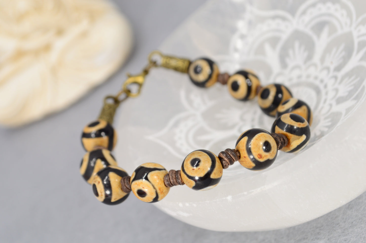 Tibetan Dzi Bead Bracelet – Protective Agate Amulet Jewelry for Men & Women