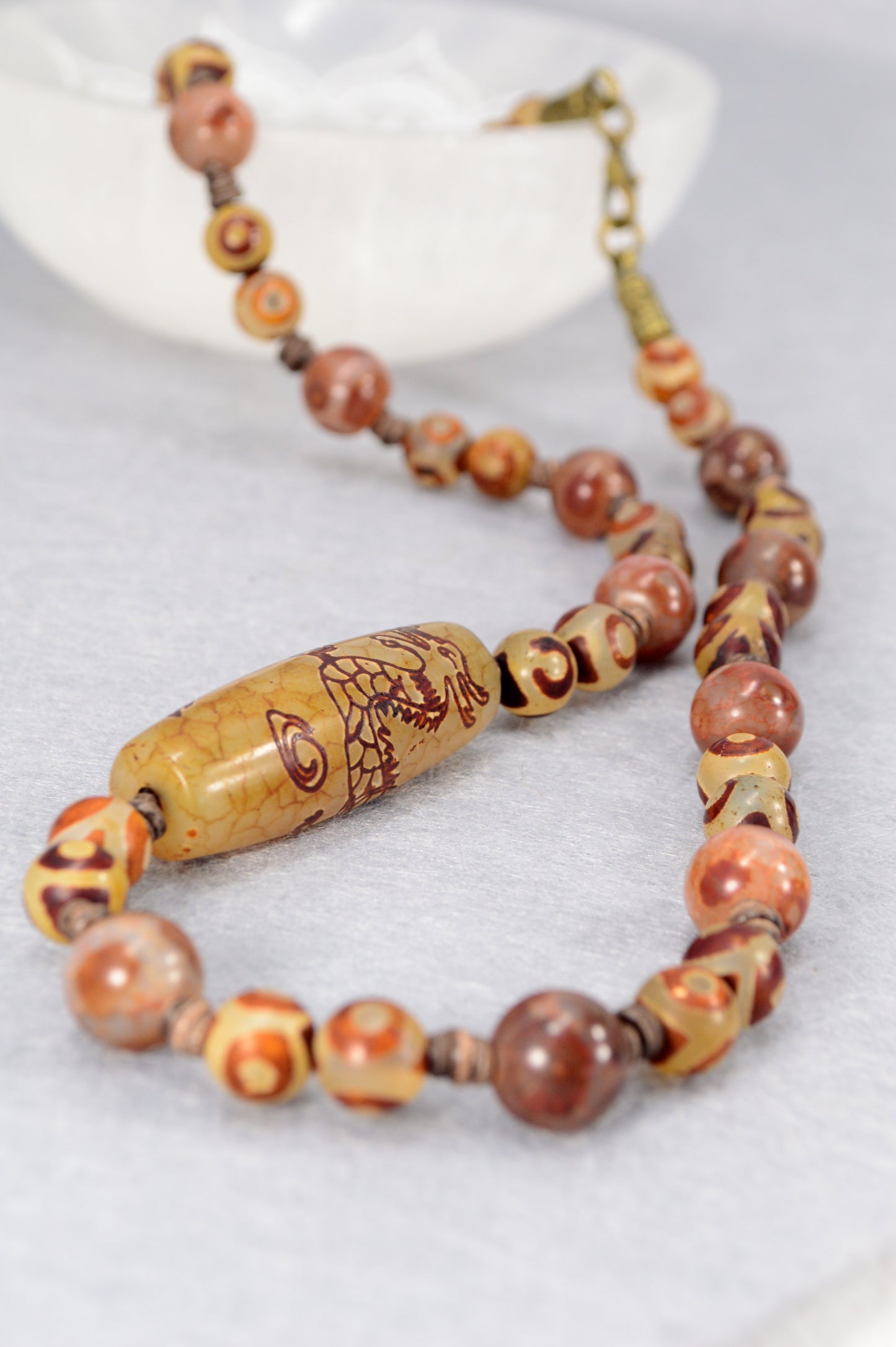 Collar Dzi Dragón – poderosas cuentas de ágata con cordón de cuero | joyería espiritual tibetana
