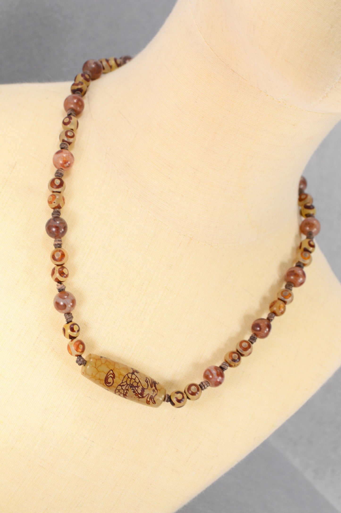 Collar Dzi Dragón – poderosas cuentas de ágata con cordón de cuero | joyería espiritual tibetana
