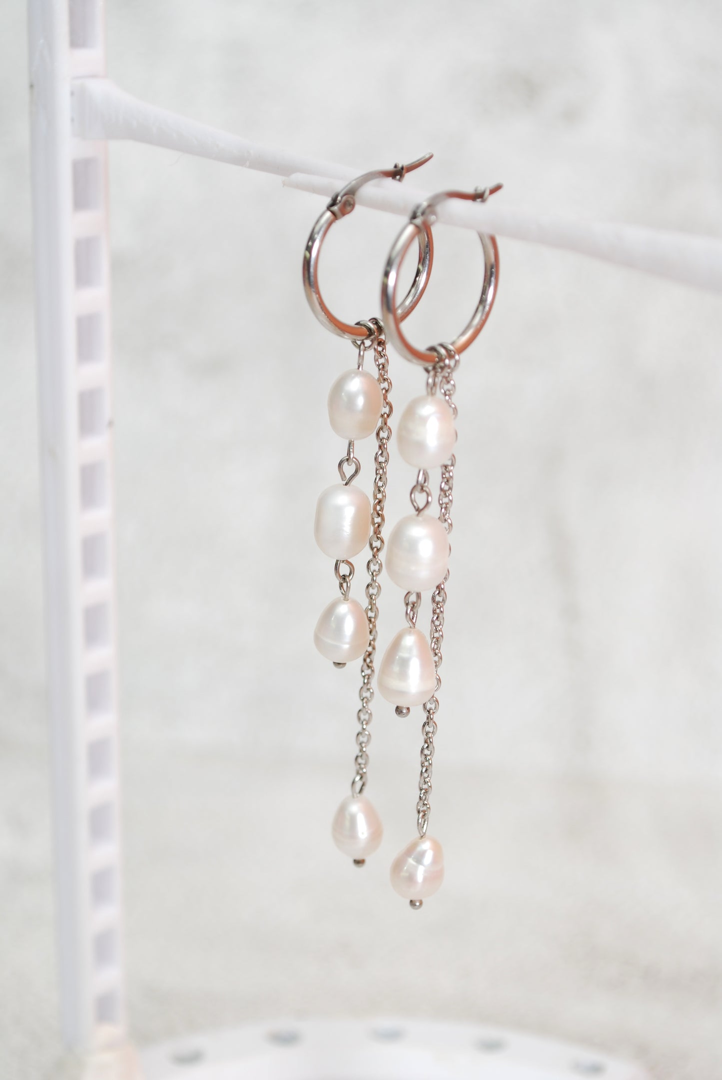 Aros dorados con perlas – elegantes pendientes colgantes con perlas de agua dulce