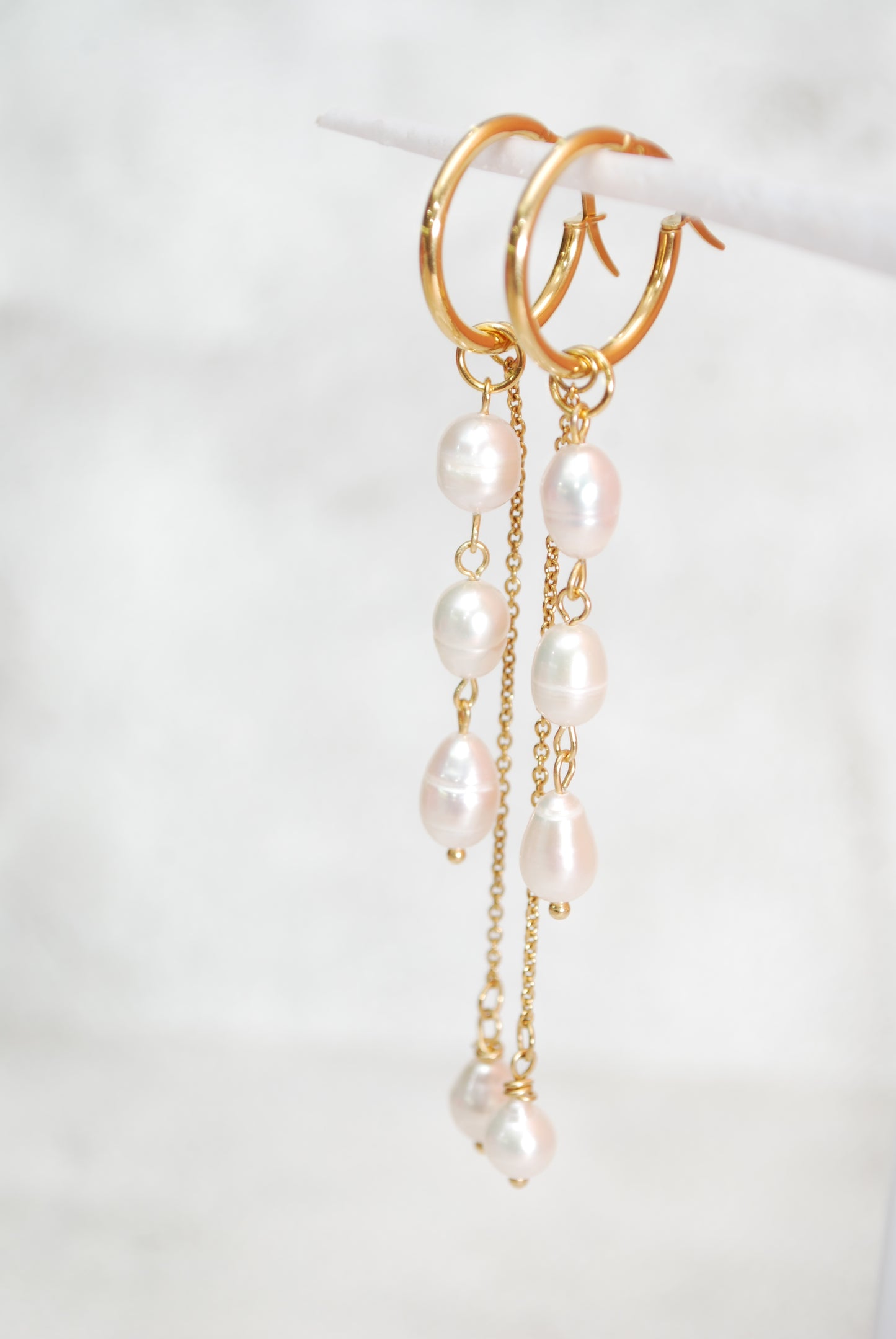 Aros dorados con perlas – elegantes pendientes colgantes con perlas de agua dulce