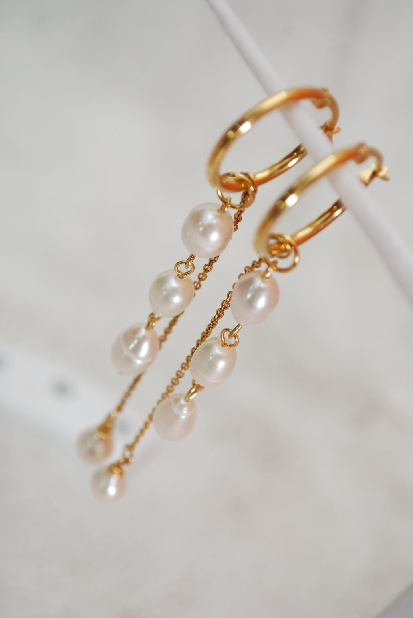 Aros dorados con perlas – elegantes pendientes colgantes con perlas de agua dulce