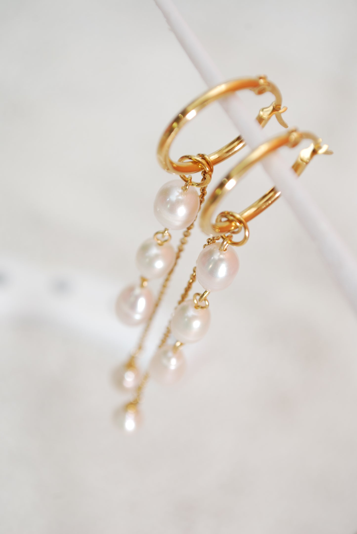 Aros dorados con perlas – elegantes pendientes colgantes con perlas de agua dulce