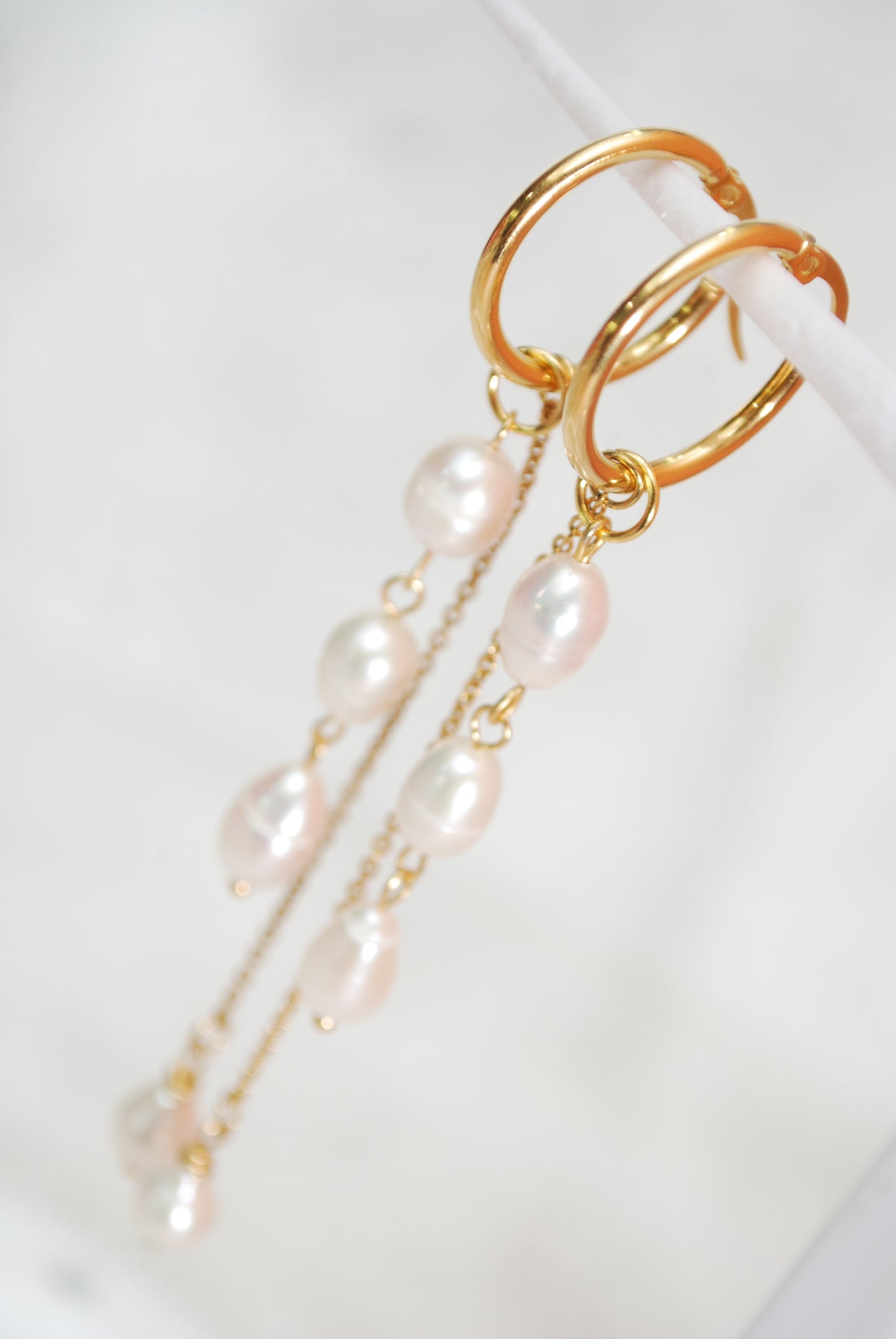 Aros dorados con perlas – elegantes pendientes colgantes con perlas de agua dulce