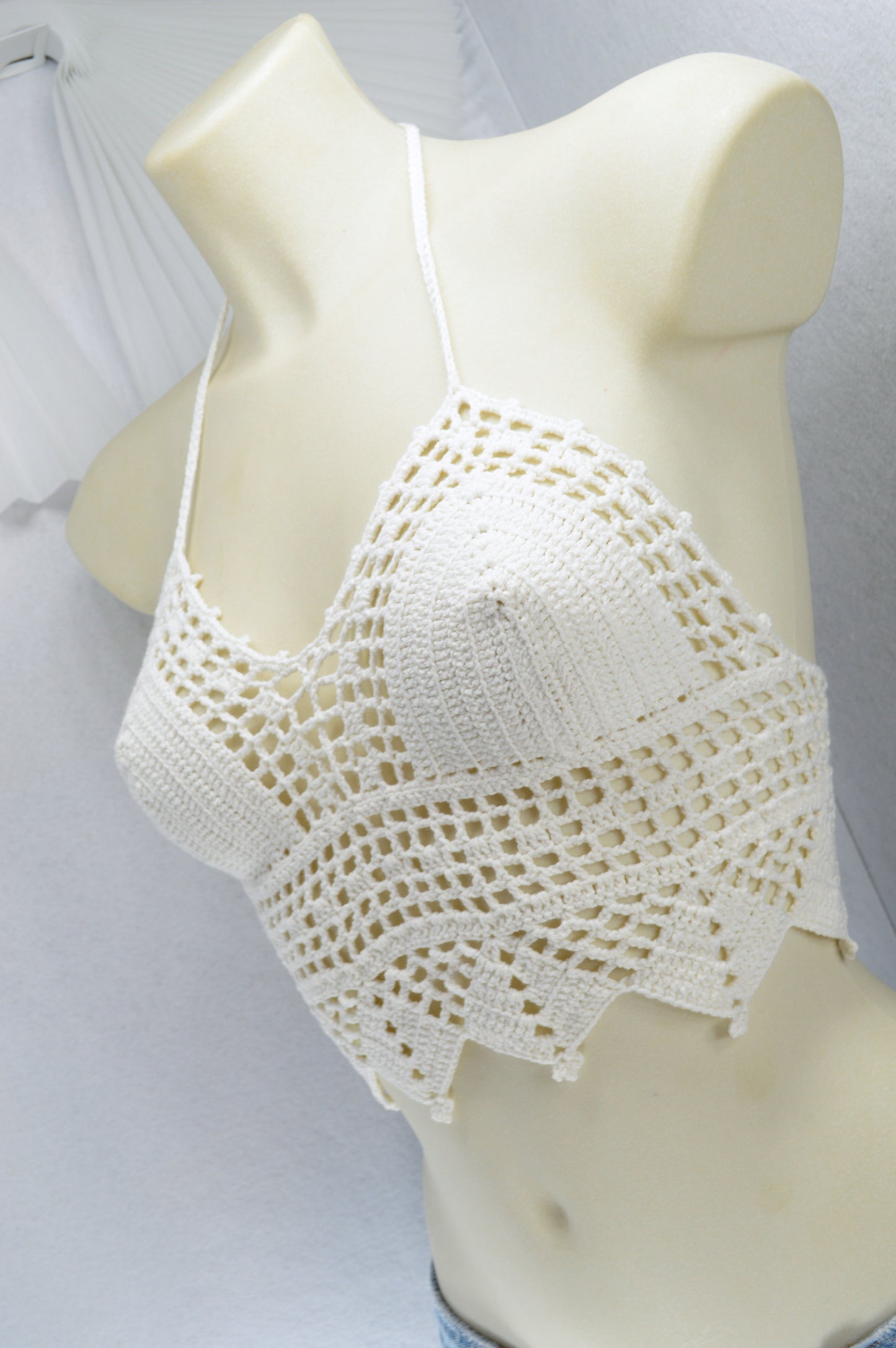 Top bralette en crochet blanc – top d’été boho festival
