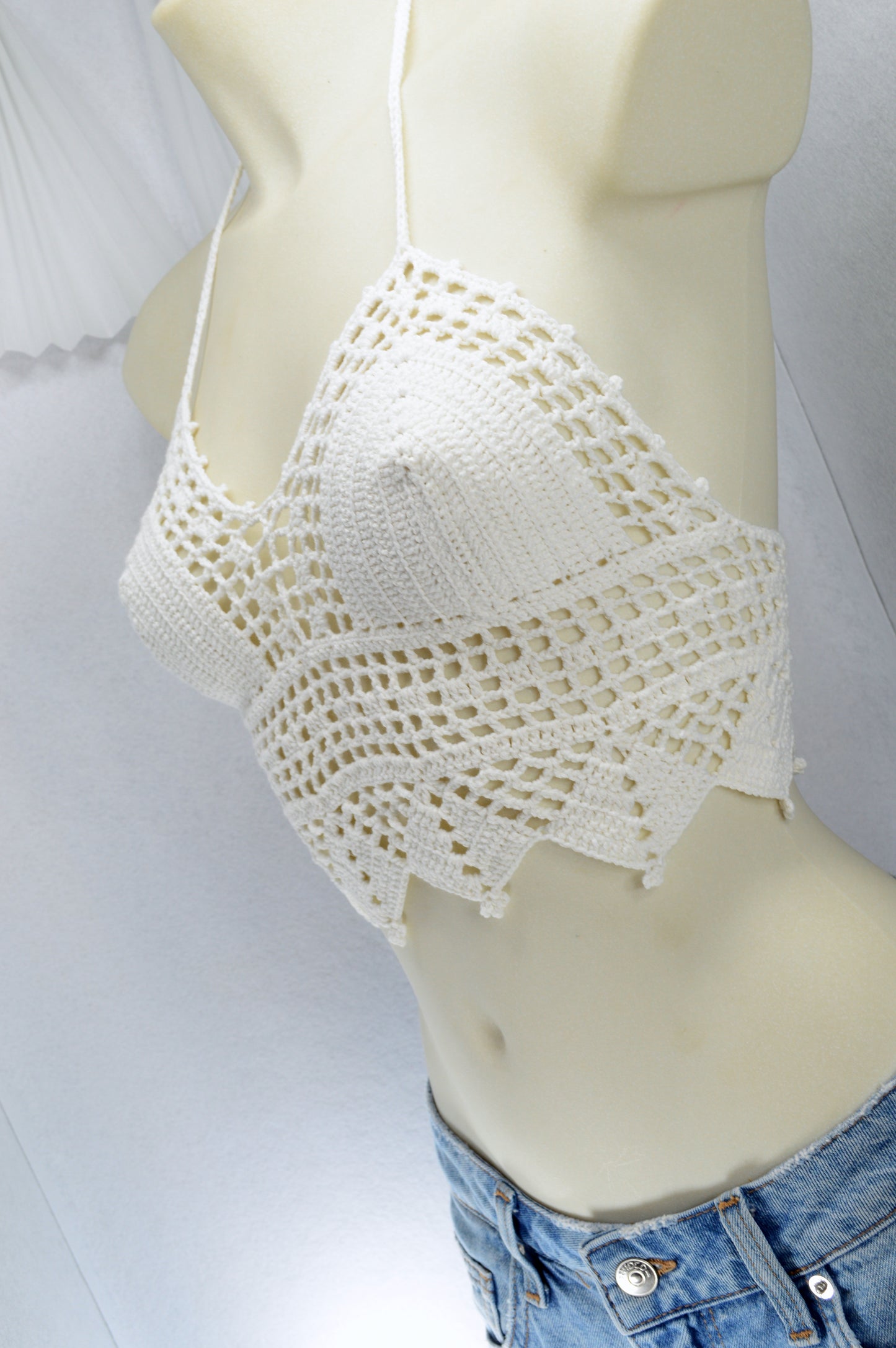 Top bralette en crochet blanc – top d’été boho festival
