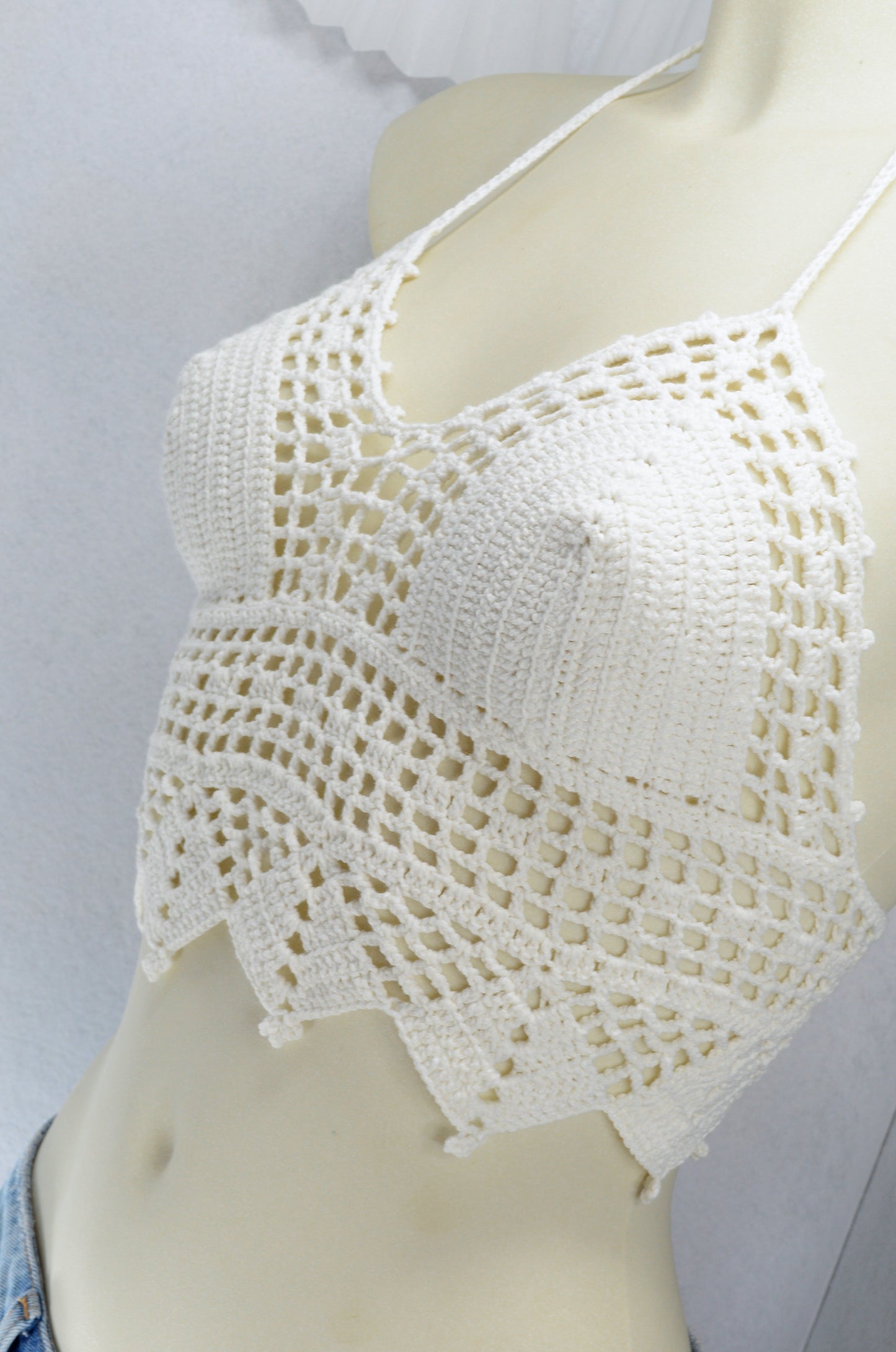 Top bralette en crochet blanc – top d’été boho festival
