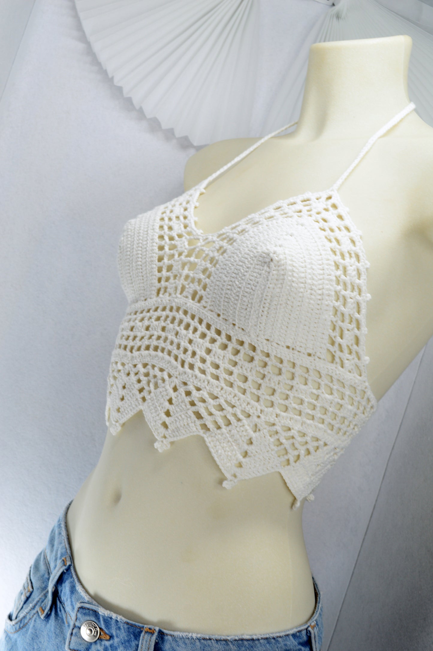 Top bralette en crochet blanc – top d’été boho festival
