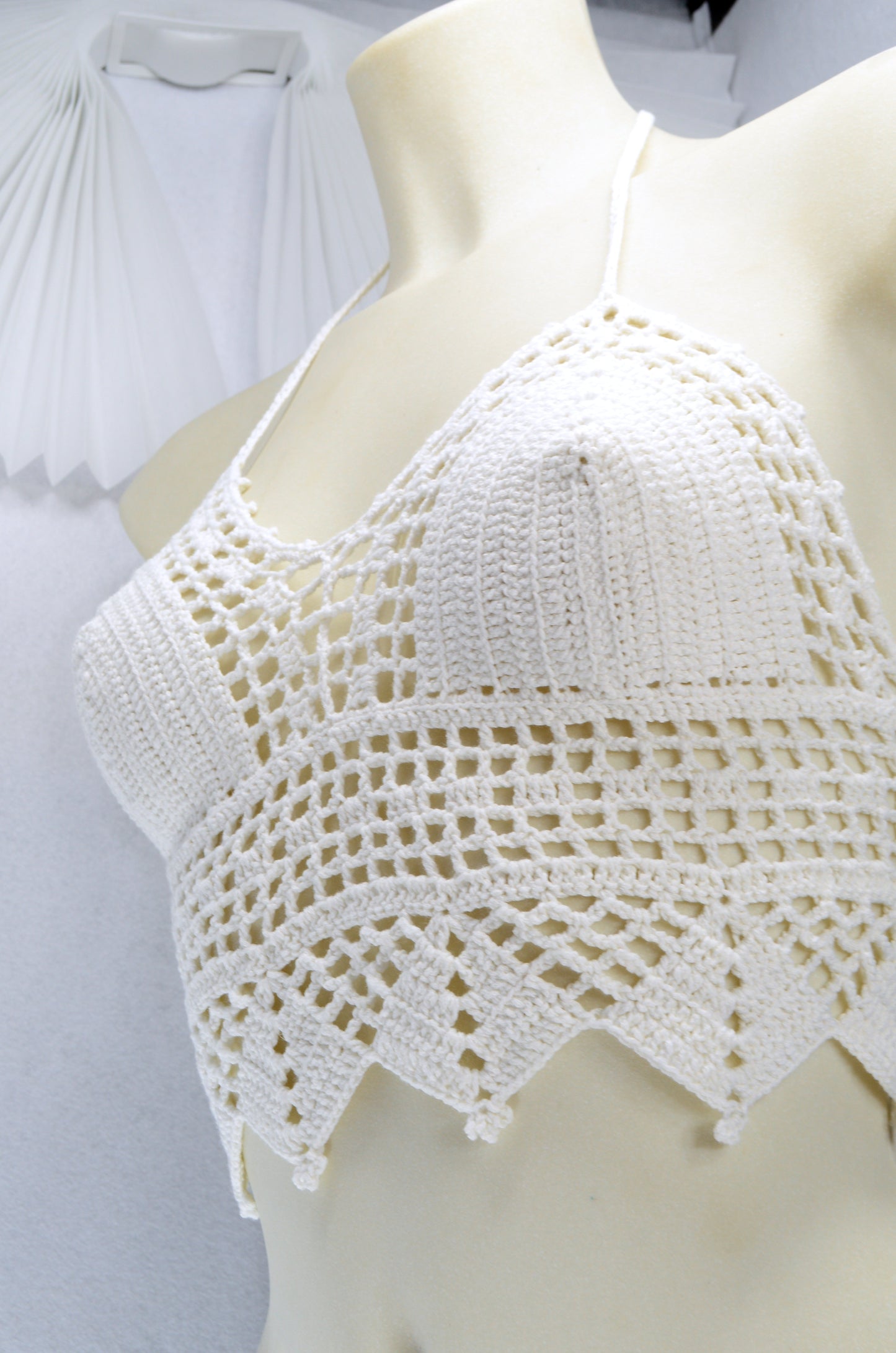 Top bralette en crochet blanc – top d’été boho festival
