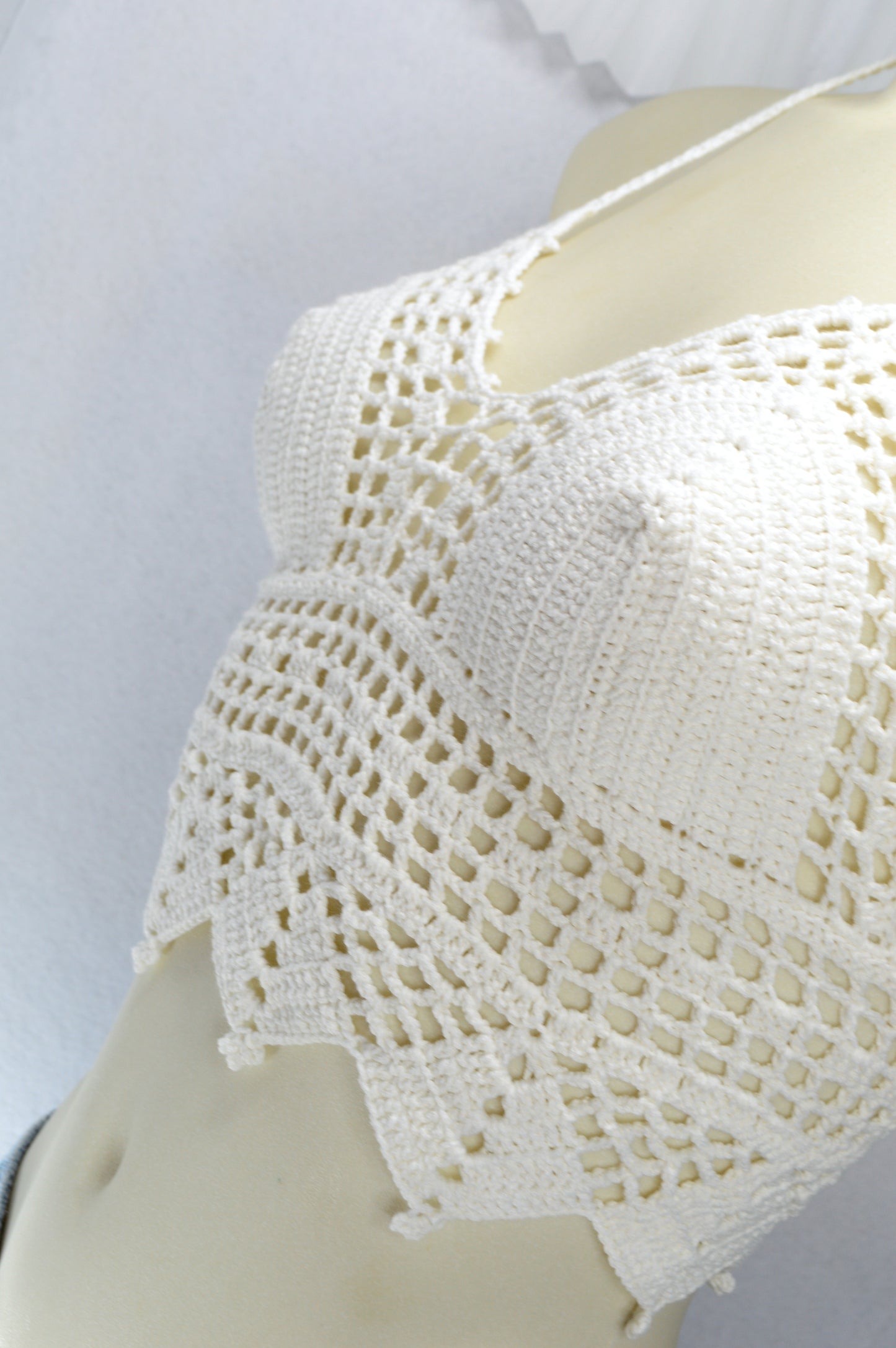Top bralette en crochet blanc – top d’été boho festival

