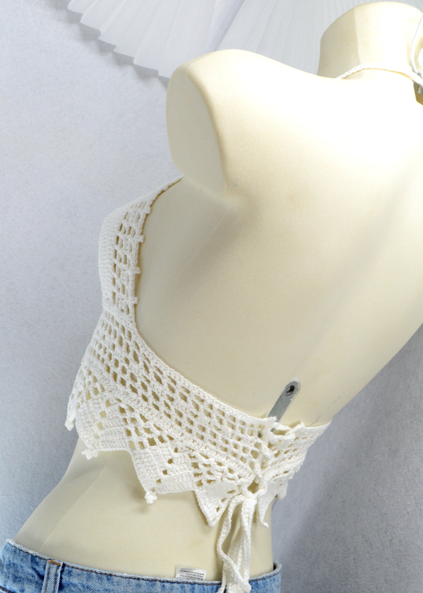 Top bralette en crochet blanc – top d’été boho festival
