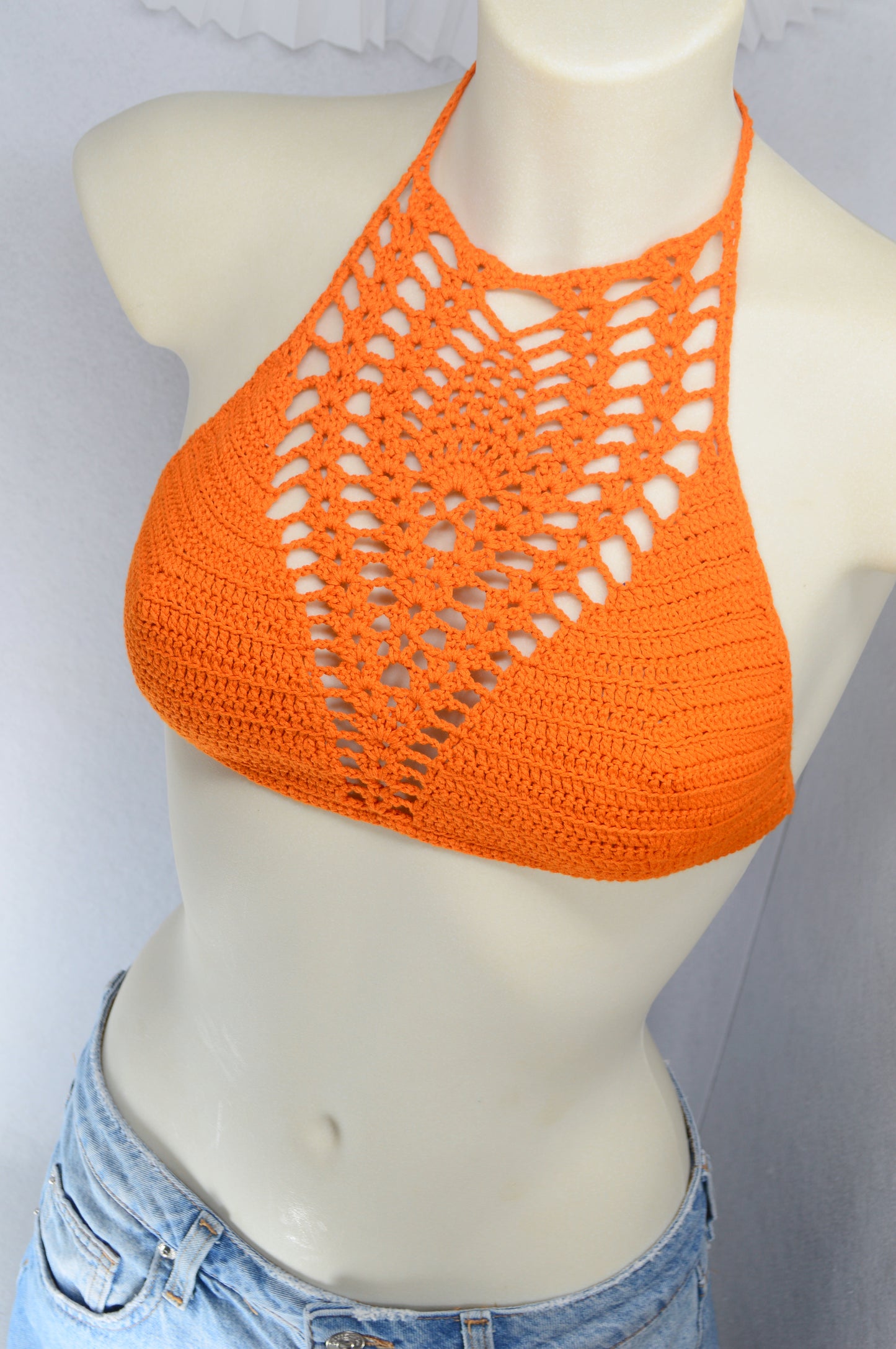 Top halter de crochet naranja – bralette boho festivalero