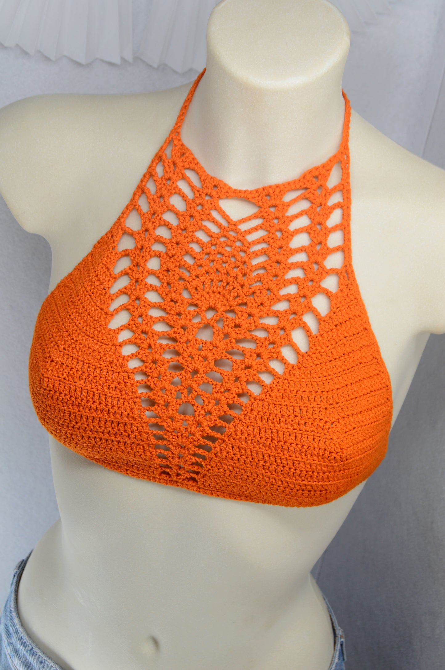 Top halter de crochet naranja – bralette boho festivalero