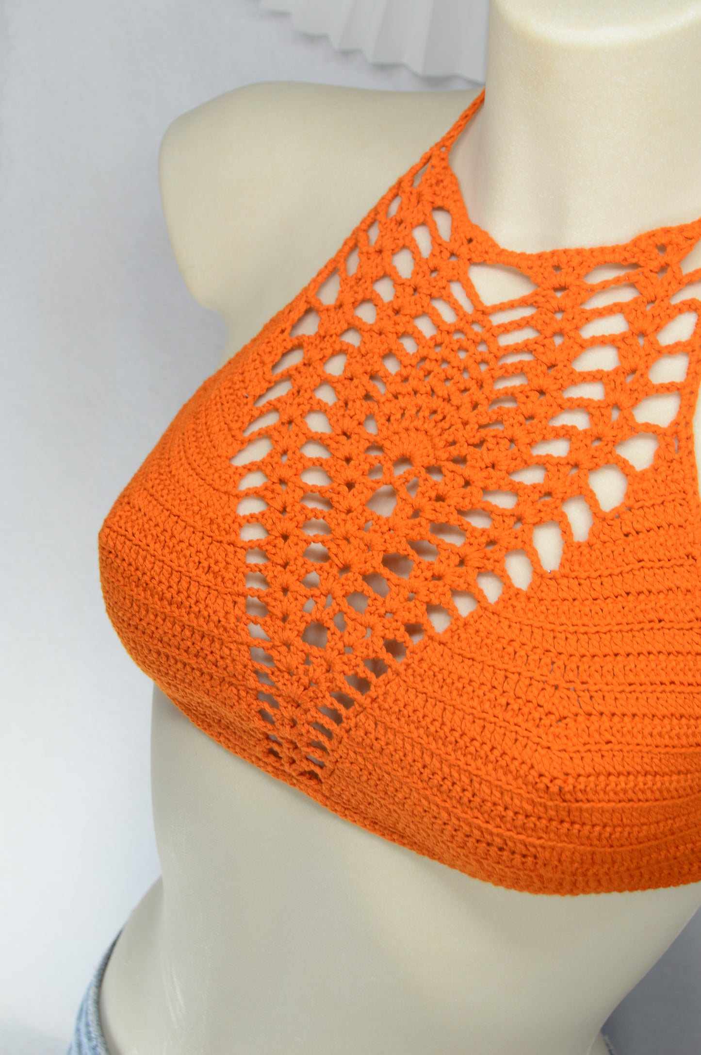 Top halter de crochet naranja – bralette boho festivalero