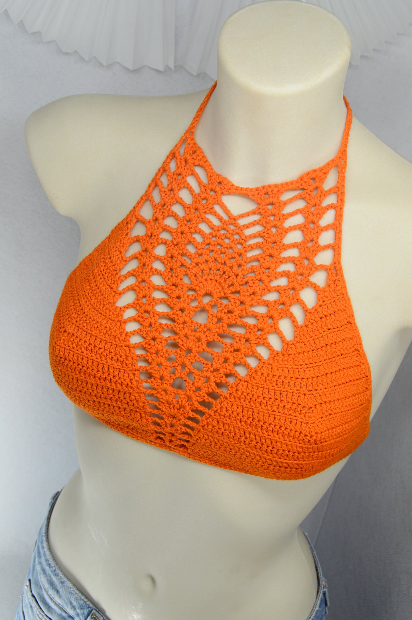 Top halter de crochet naranja – bralette boho festivalero