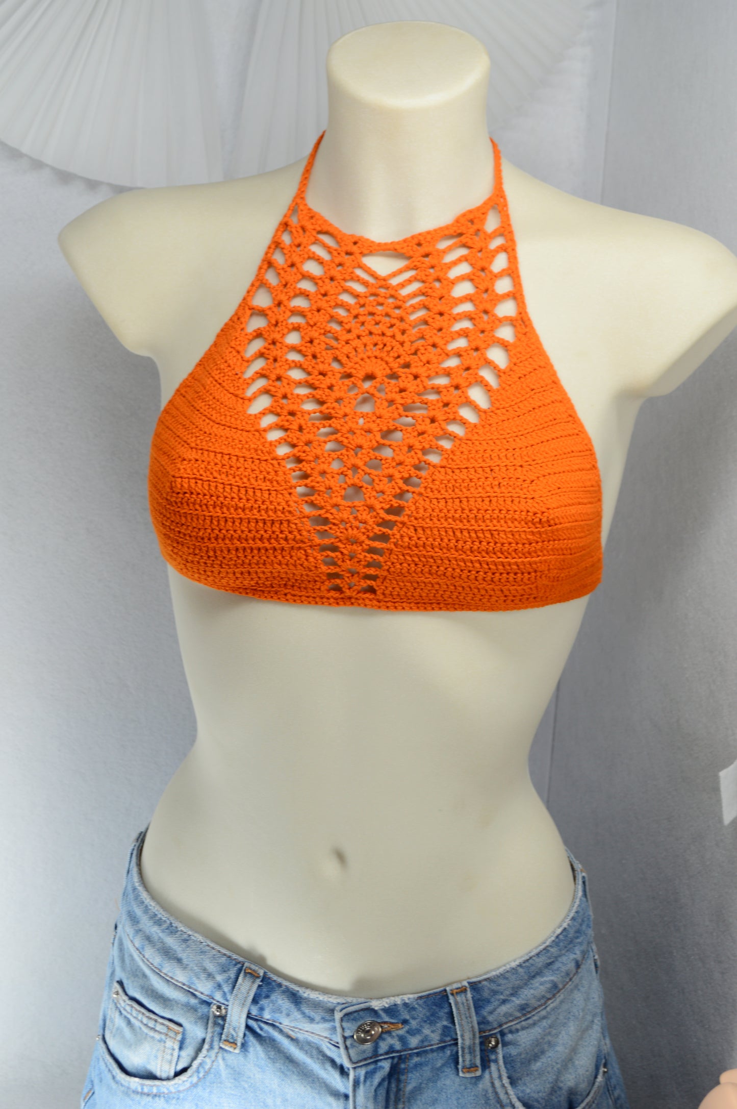 Top halter de crochet naranja – bralette boho festivalero