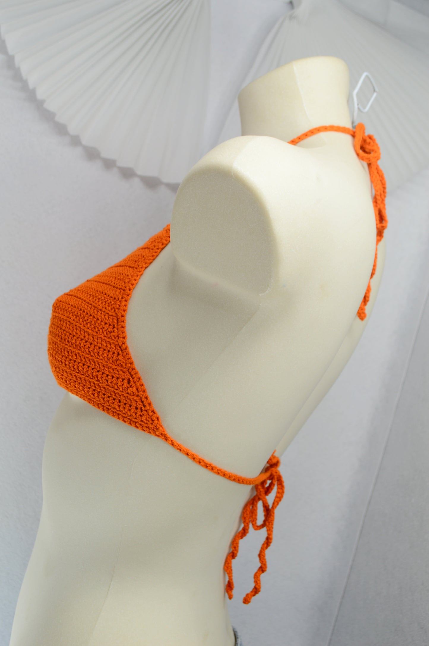 Top halter de crochet naranja – bralette boho festivalero