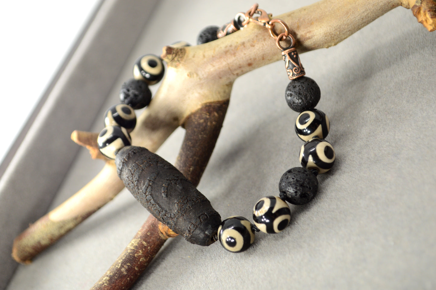 Bracelet en Perles Dzi Noires et Pierre de Lave