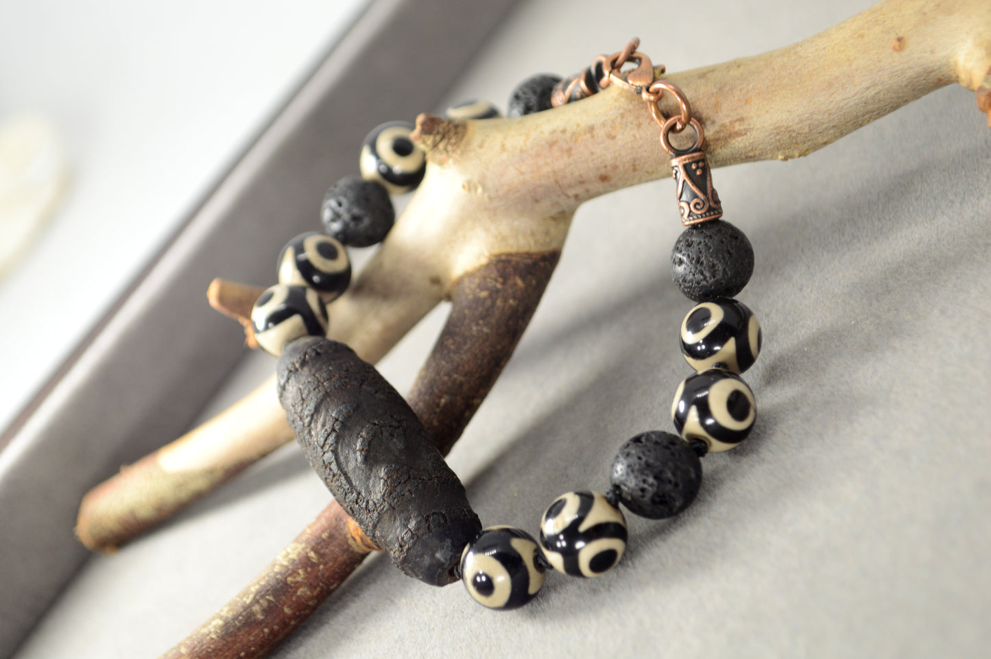 Bracelet en Perles Dzi Noires et Pierre de Lave