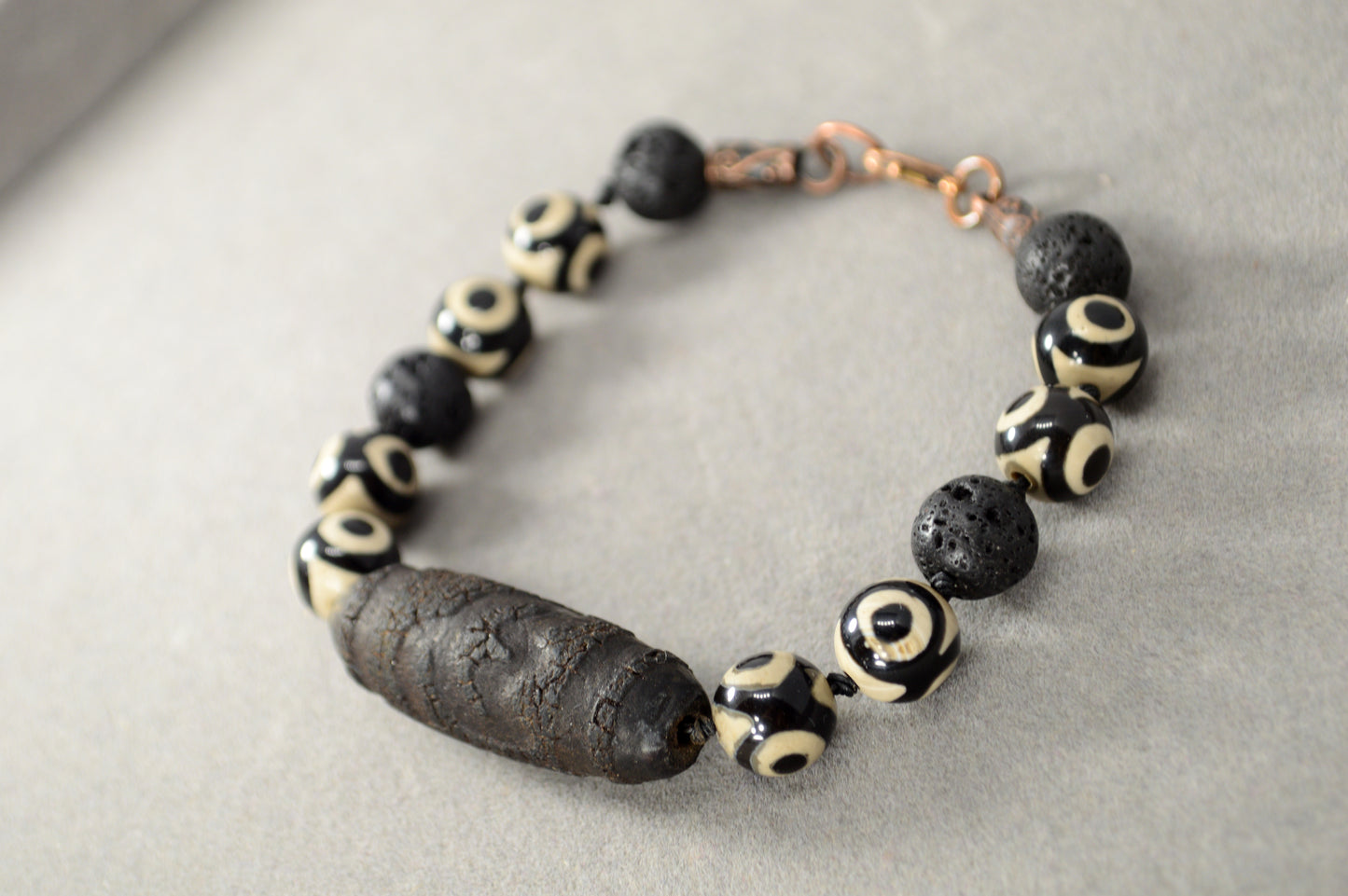 Bracelet en Perles Dzi Noires et Pierre de Lave