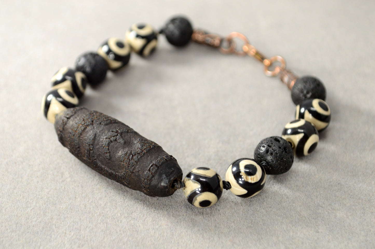 Bracelet en Perles Dzi Noires et Pierre de Lave